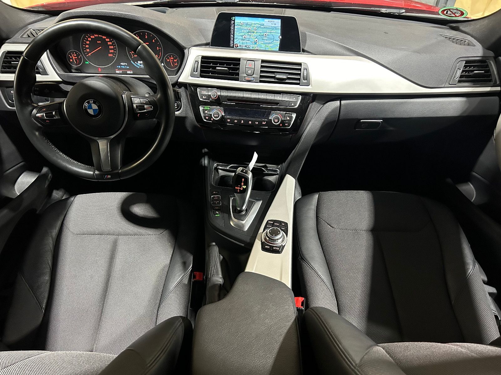 Fahrzeugabbildung BMW 320d SPORT/LEDER/ Advantag/360°/HEAD-UP/AUTOMATI