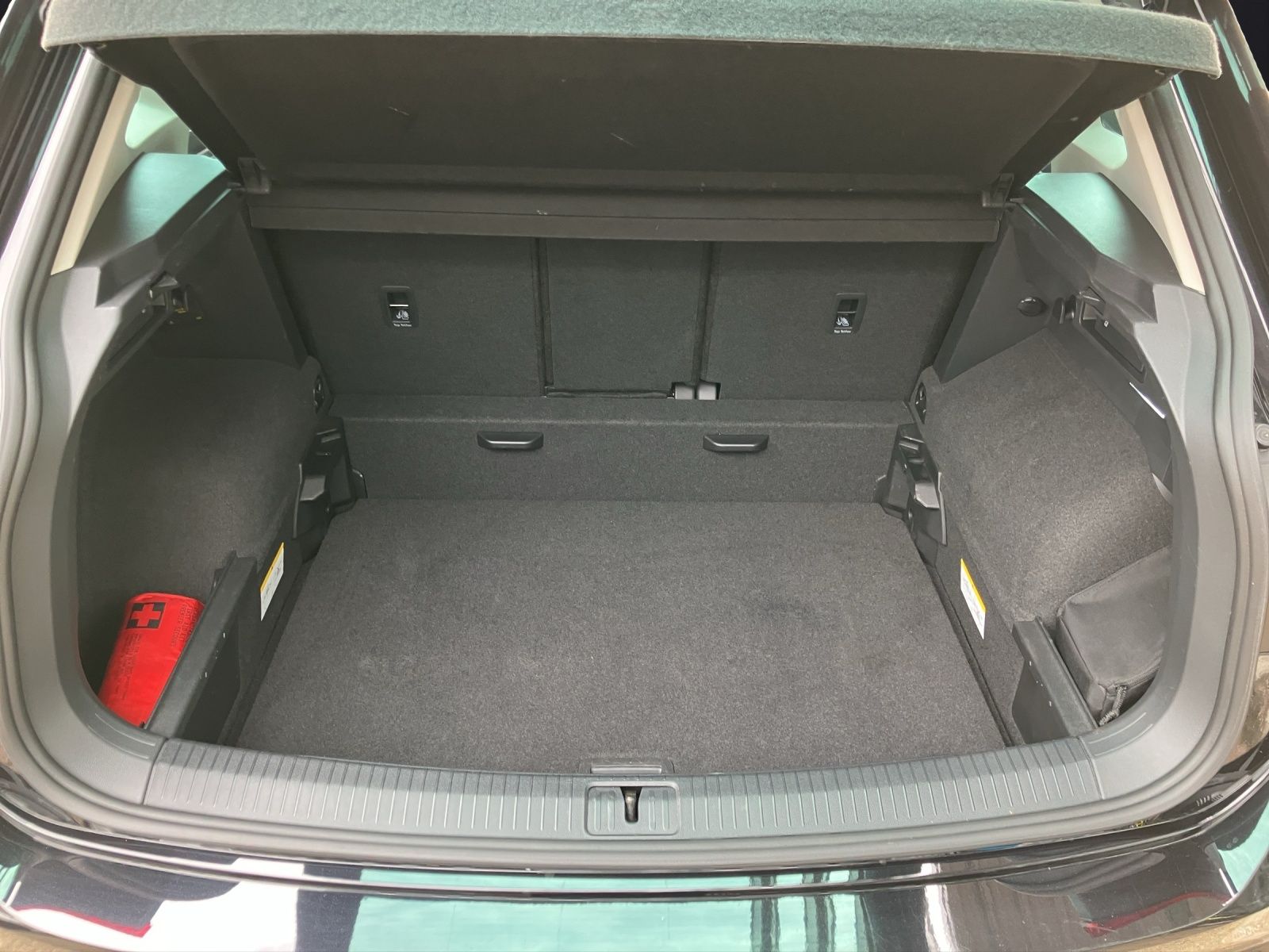 Fahrzeugabbildung Volkswagen Tiguan TDI Urban Sport DSG LED Navi ACC AHK PDC