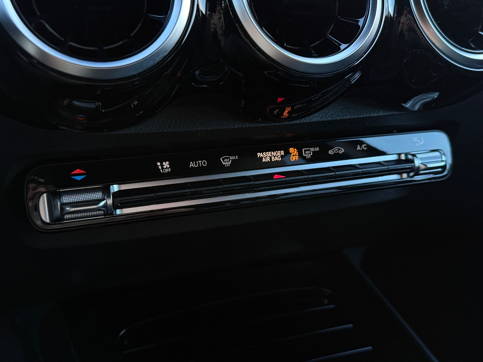 Fahrzeugabbildung Mercedes-Benz GLB 220d 4Matic Aut AHK DAB Navi Memory SHZ PDC