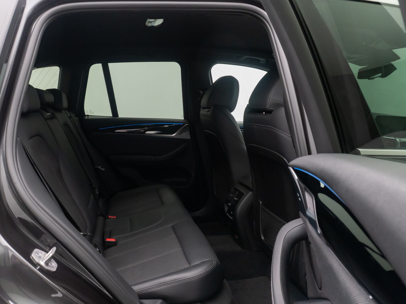 Fahrzeugabbildung BMW X3 xD30e xLine HUD DAB Kamera Alarm HiFi 19Zoll