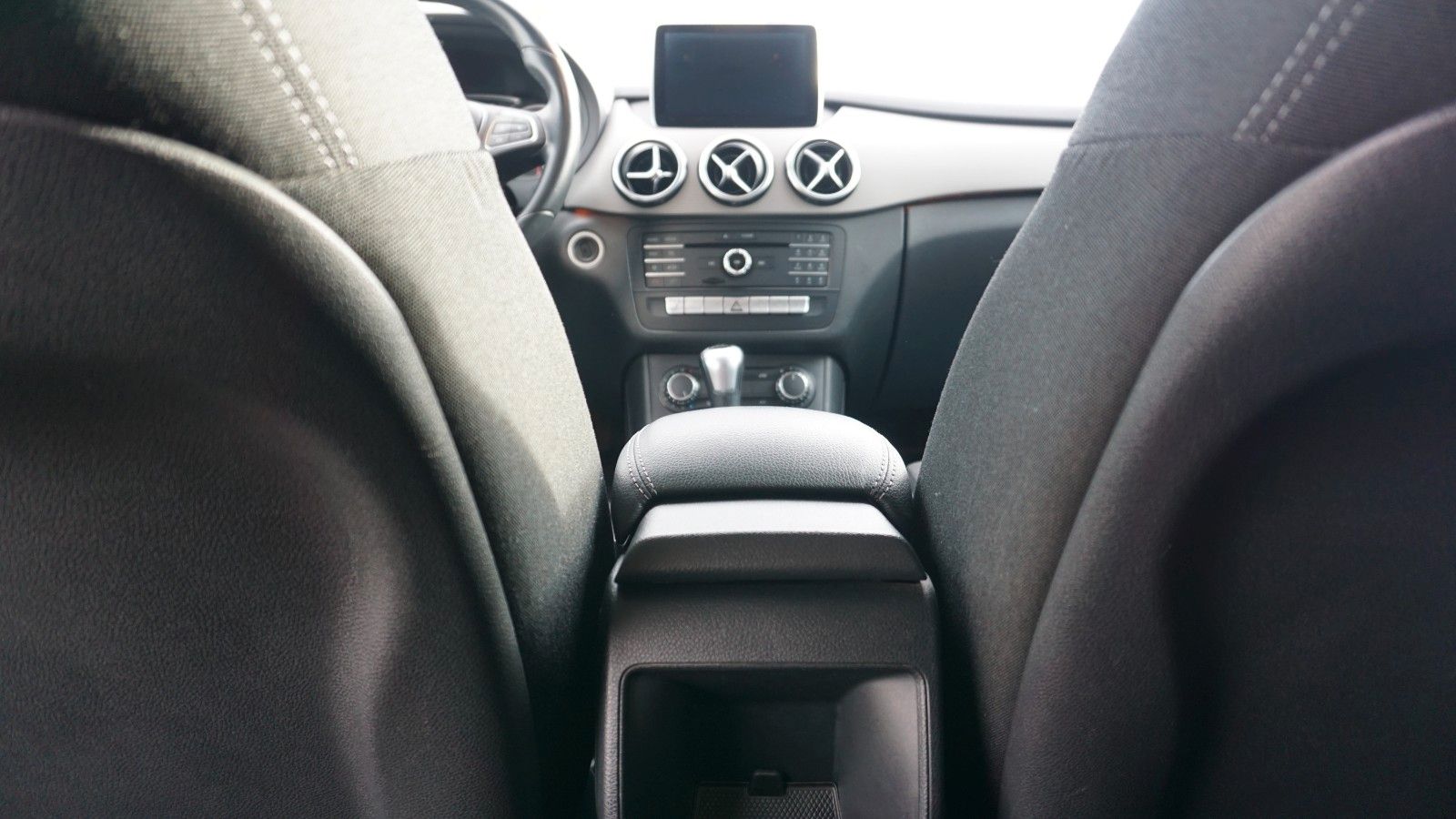 Fahrzeugabbildung Mercedes-Benz B 180 Navi,LED,Park Assist,SH,PDC,SR+WR