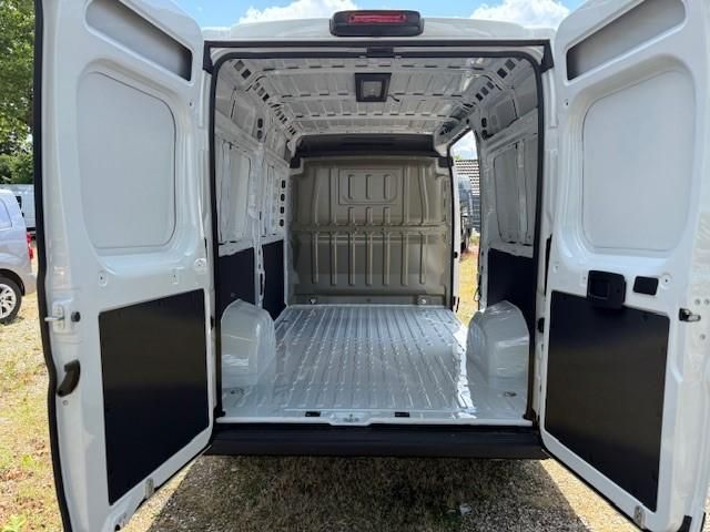 Fahrzeugabbildung Opel Movano 33 L2H2 Kastenwagen 140 MT