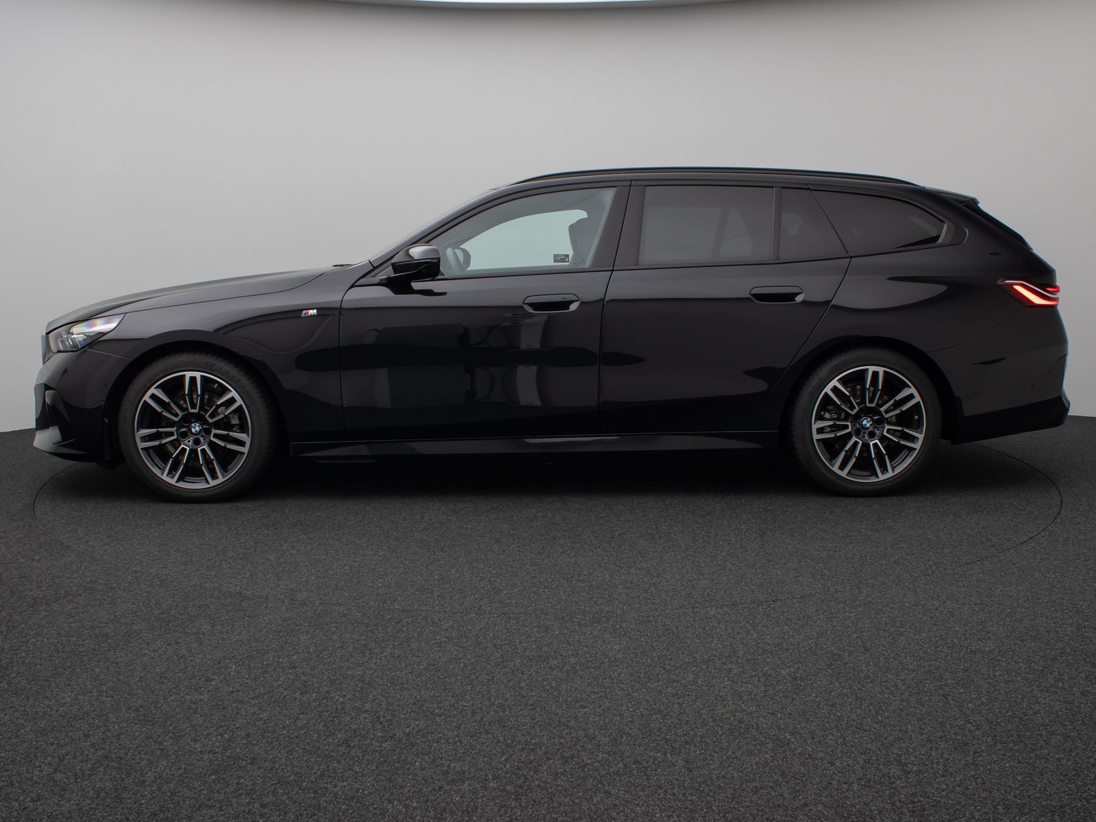 Fahrzeugabbildung BMW 520d M Sport 360°HUD DAB H/K AHK Komfort Alarm