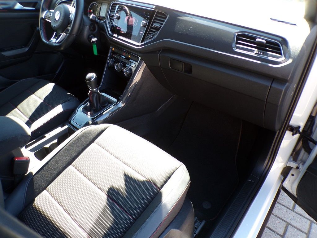 Fahrzeugabbildung Volkswagen T-Roc Sport 1.5 l TSI Sport Ganzjahresreifen / N