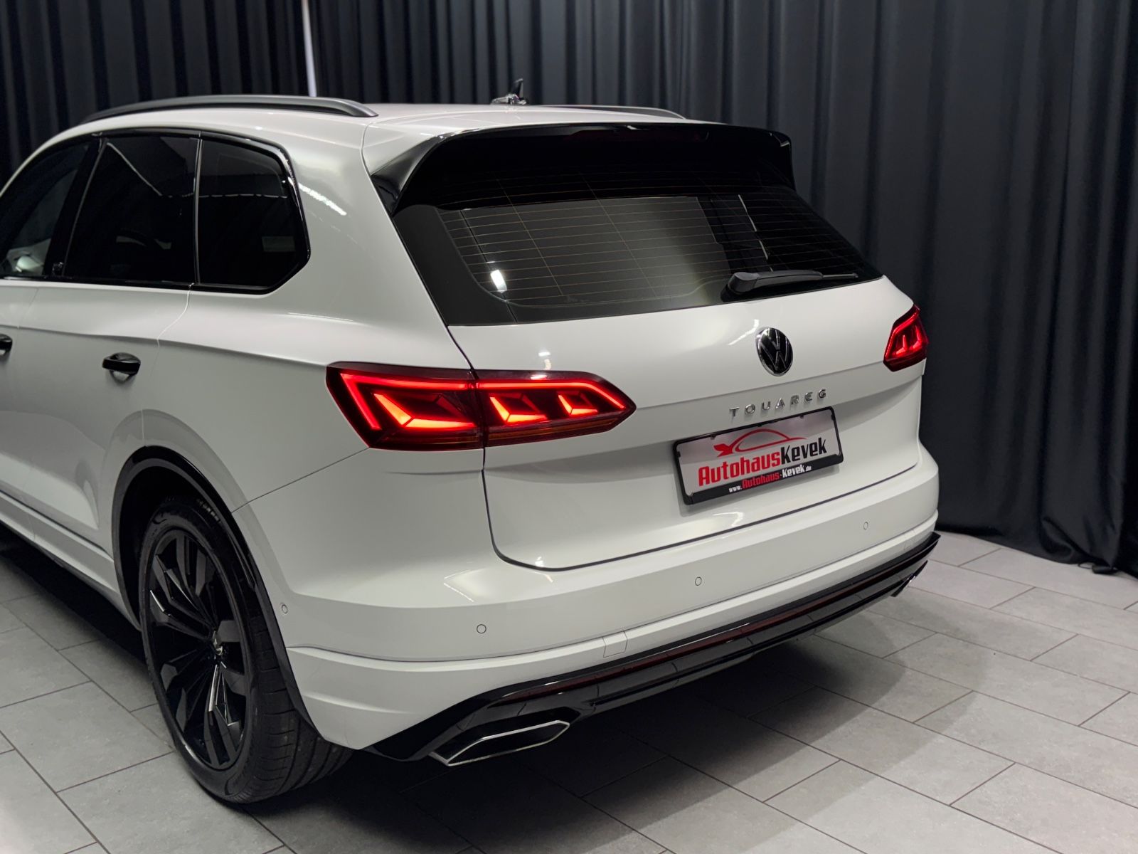 Fahrzeugabbildung Volkswagen Touareg 4.0 V8 TDI RLine|4Motion|MASSAGE|AHK|DYN