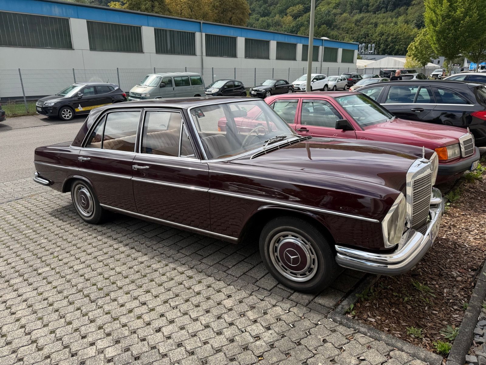 Fahrzeugabbildung Mercedes-Benz 280 SE Automatik / Schweizer Erstzulassung