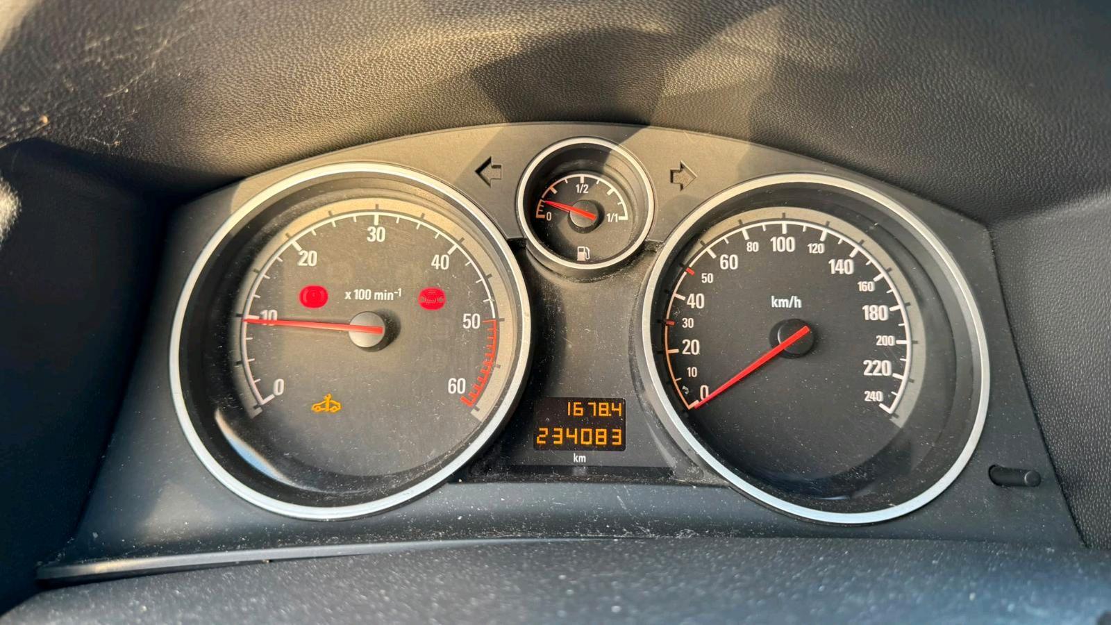 Opel Astra 2009 — photo 10