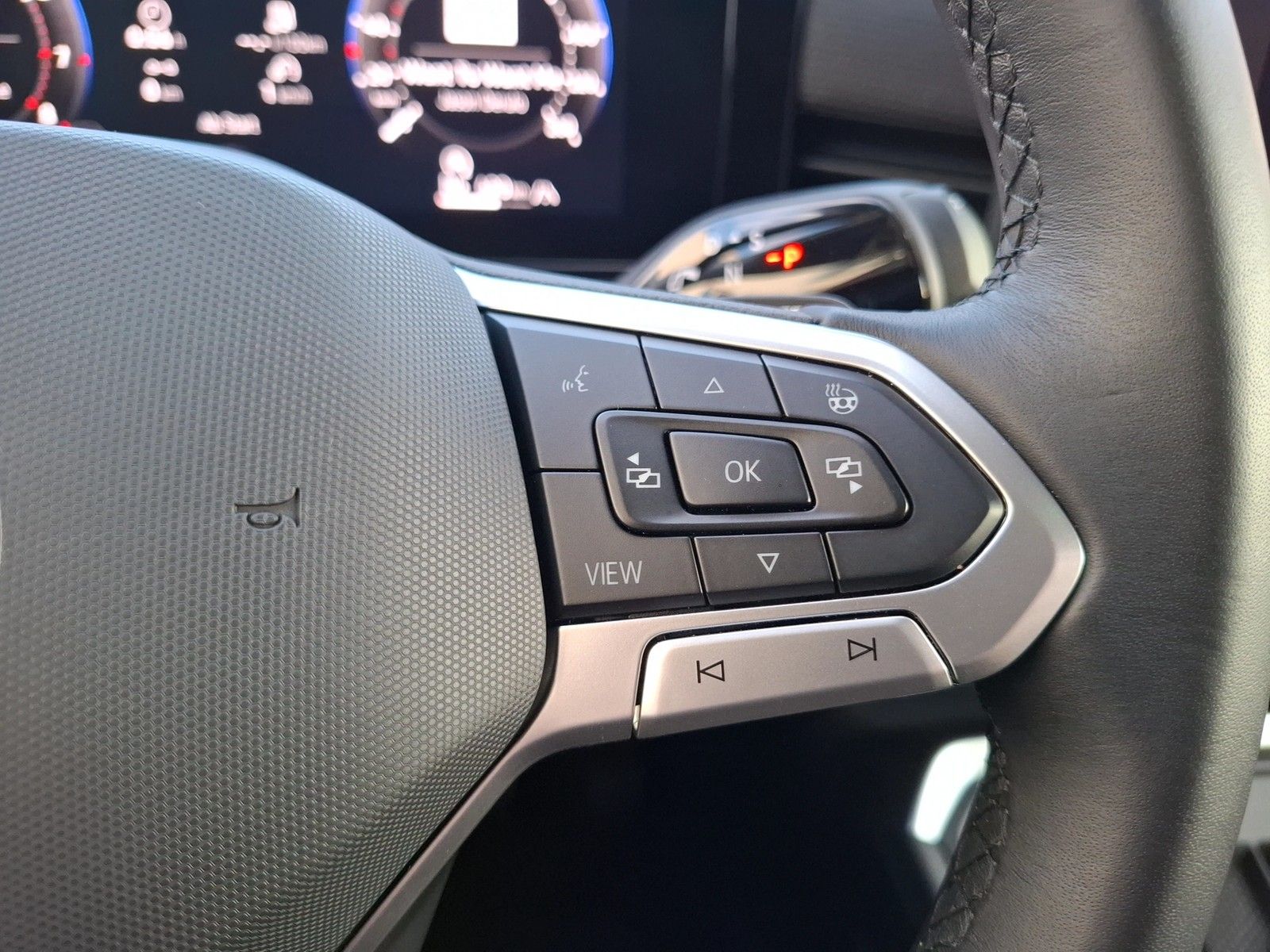 Fahrzeugabbildung Volkswagen T-Roc eTSI Life DSG LEDplus Navi AID ACC RFK SH