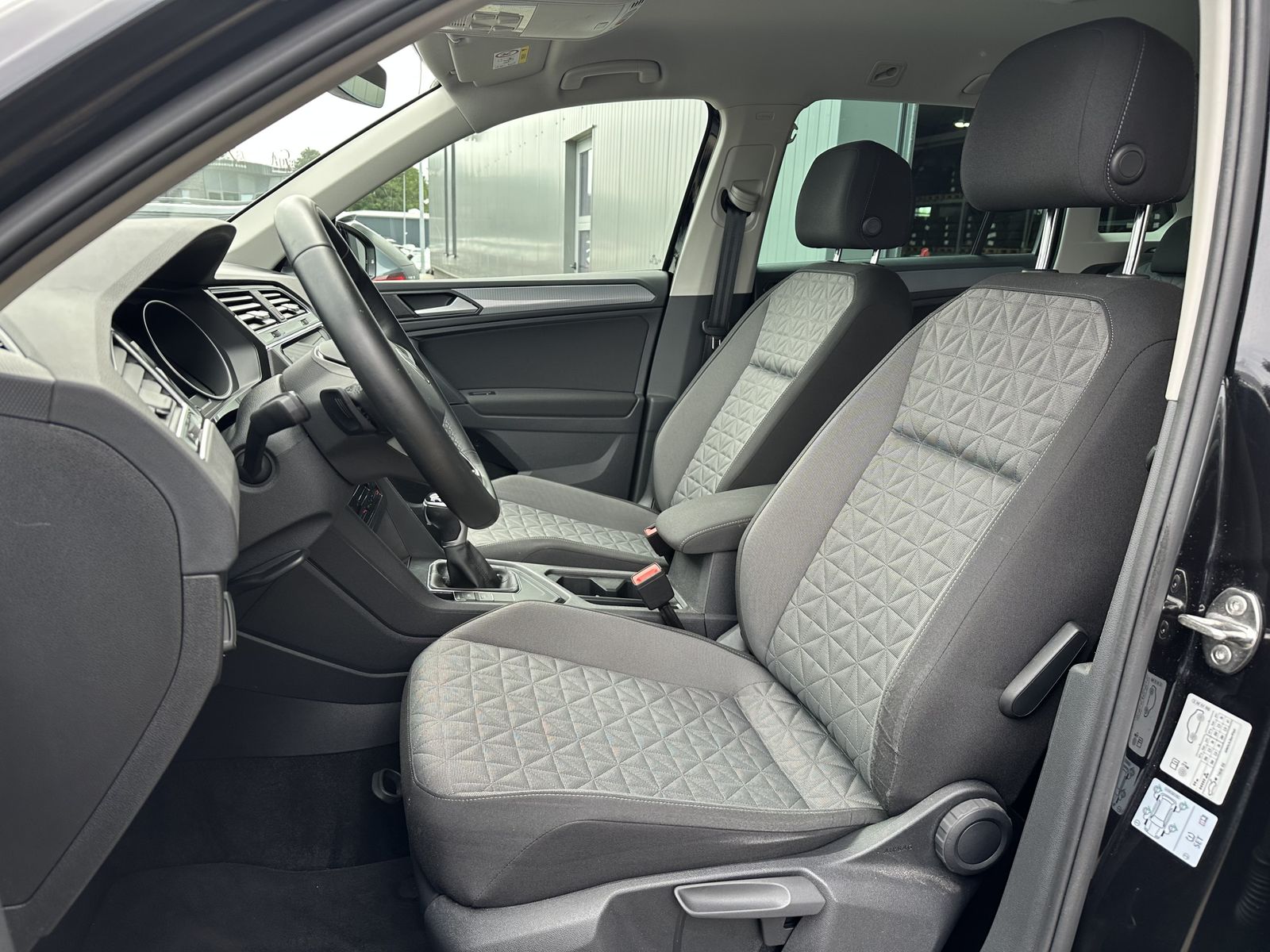 Fahrzeugabbildung Volkswagen Tiguan 1.5 TSI DSG Life LED+ACC+KAMERA+KEYLESSGO