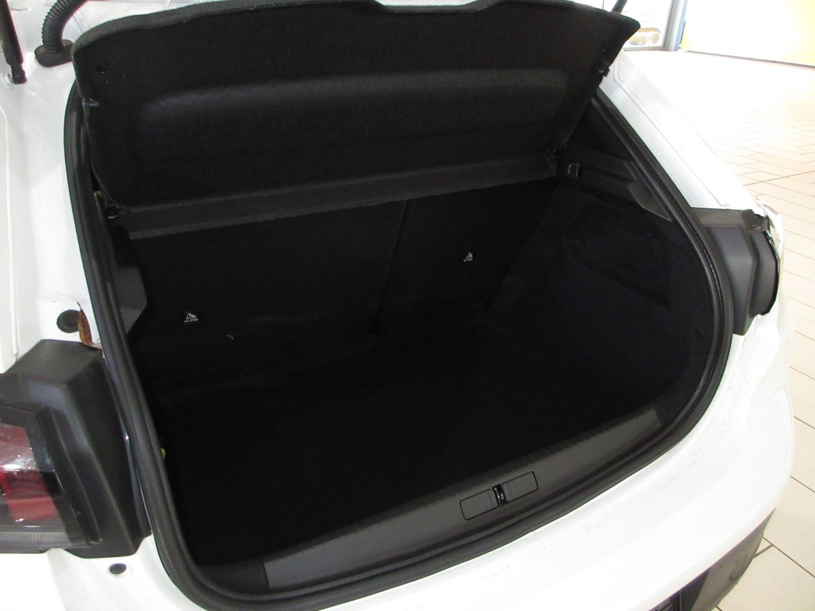 Fahrzeugabbildung Peugeot 208 Active 1.2T NAVI/LED/PDC/TEMPOMAT