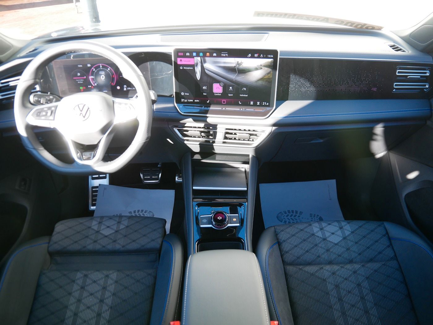 Fahrzeugabbildung Volkswagen Tiguan 2.0 R-Line NEU63T DSG AHK Kamera Matrix