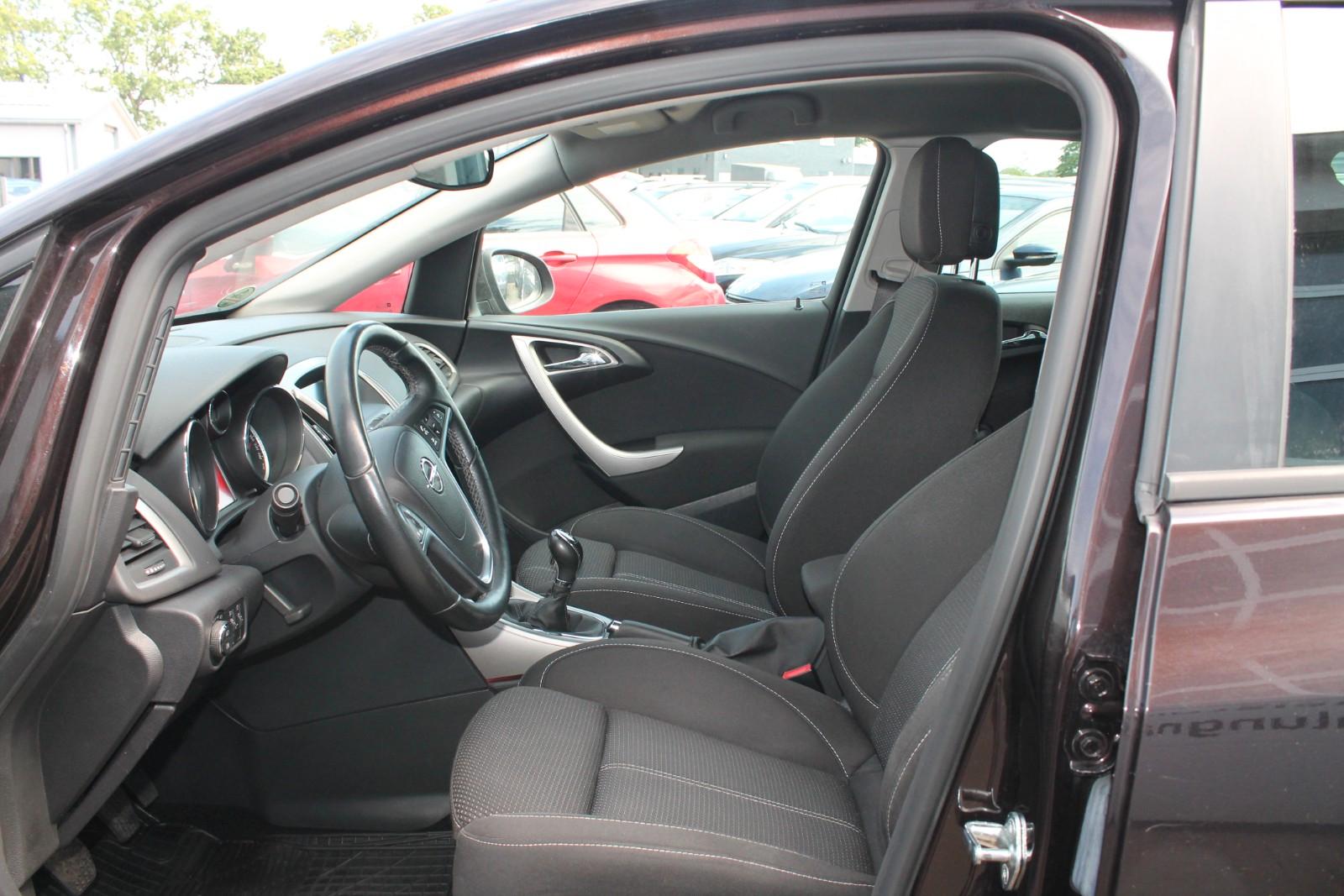 Opel Astra 2011 — photo 10