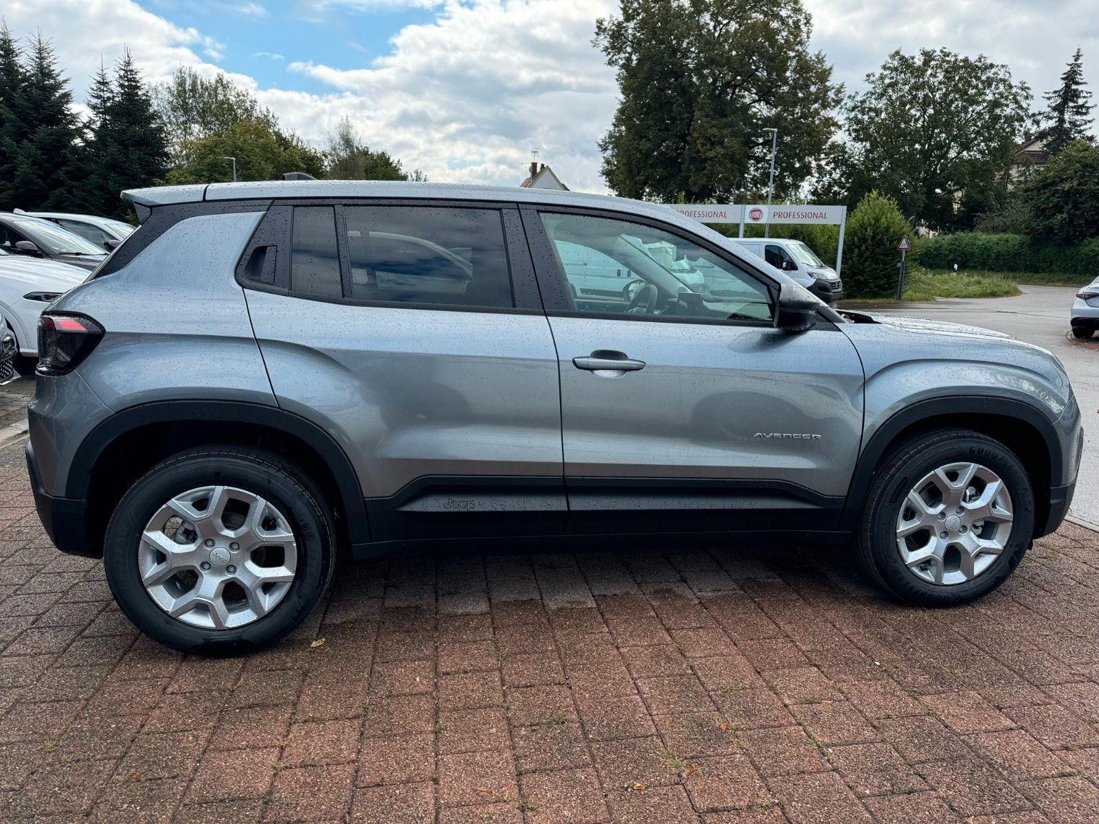 Fahrzeugabbildung Jeep AVENGER BENZINER MY24-LONGITUDE KAMERA SITZHZG.