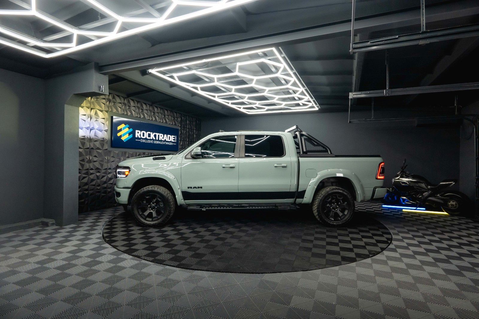 Fahrzeugabbildung Dodge RAM 5.7 V8 HEMI 4x4 OFFROAD Night-Edition *Pano*