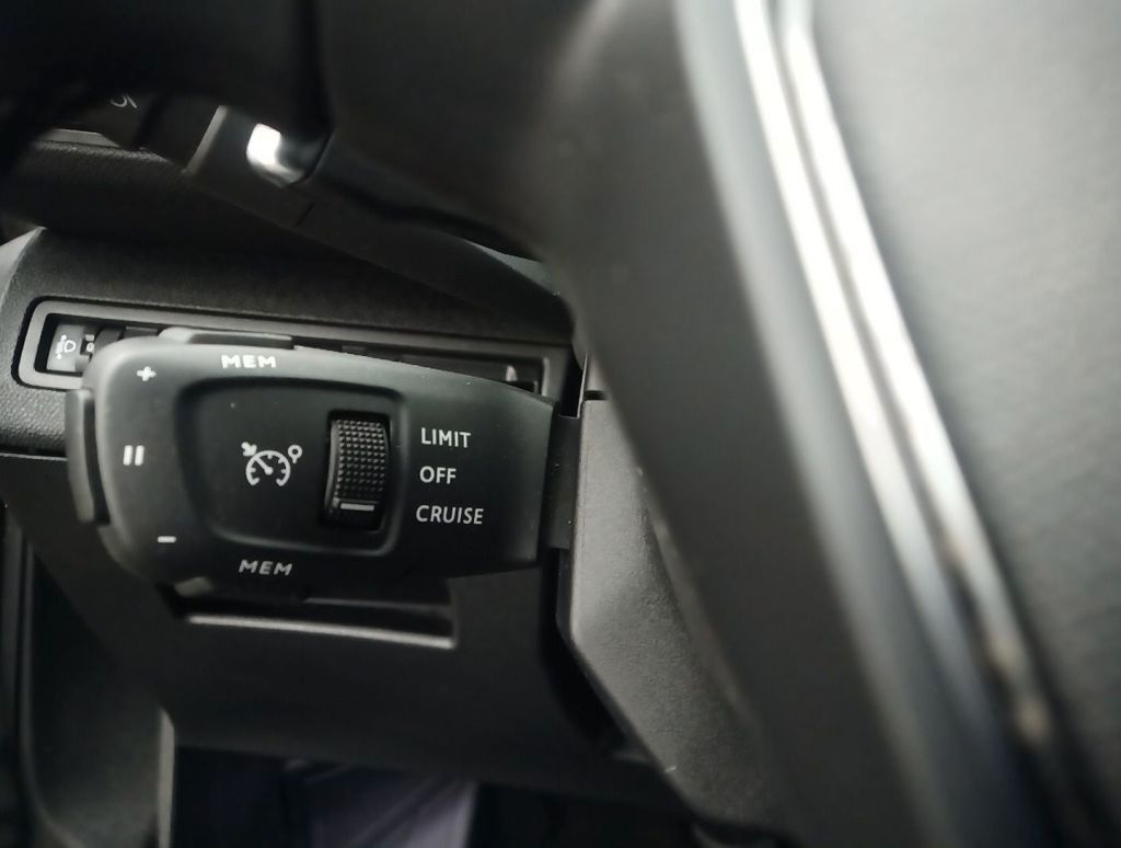 Fahrzeugabbildung Peugeot 5008 Allure Pack 1.5D LED/NAVI/AHK/PDC/R´CAM