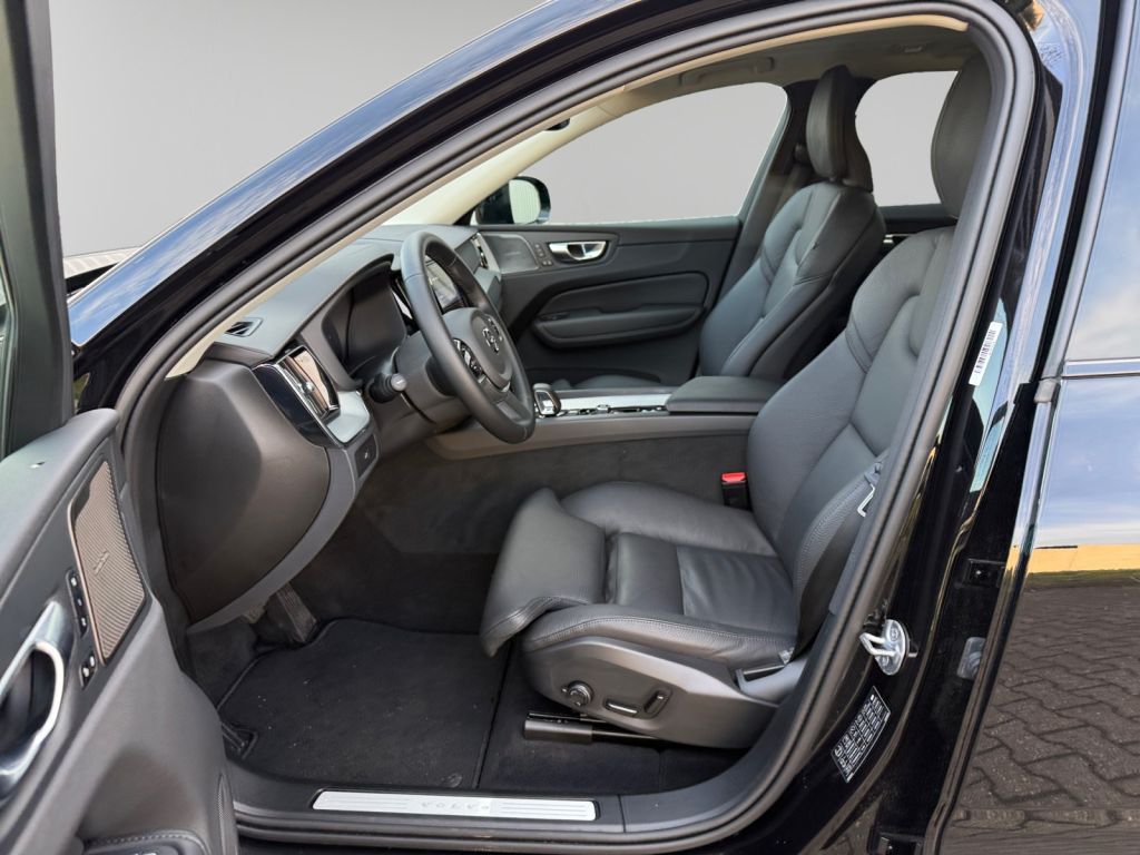 VOLVO XC60 B5 B AWD Ultra Dark Harman/Kardon 360° VOLVO XC60 B5 B AWD Ultra Dark Harman/Kardon 360°