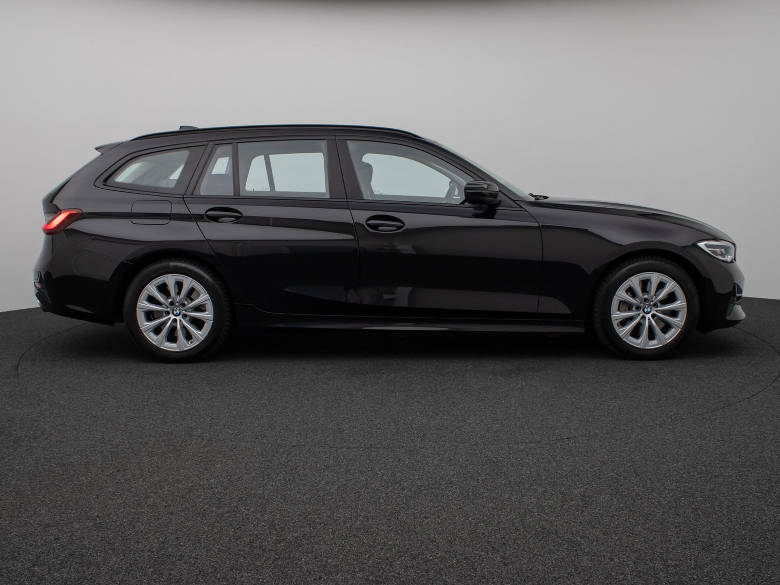 Fahrzeugabbildung BMW 330i HUD DAB CockPitPro DrivAssist PDC LED Alarm