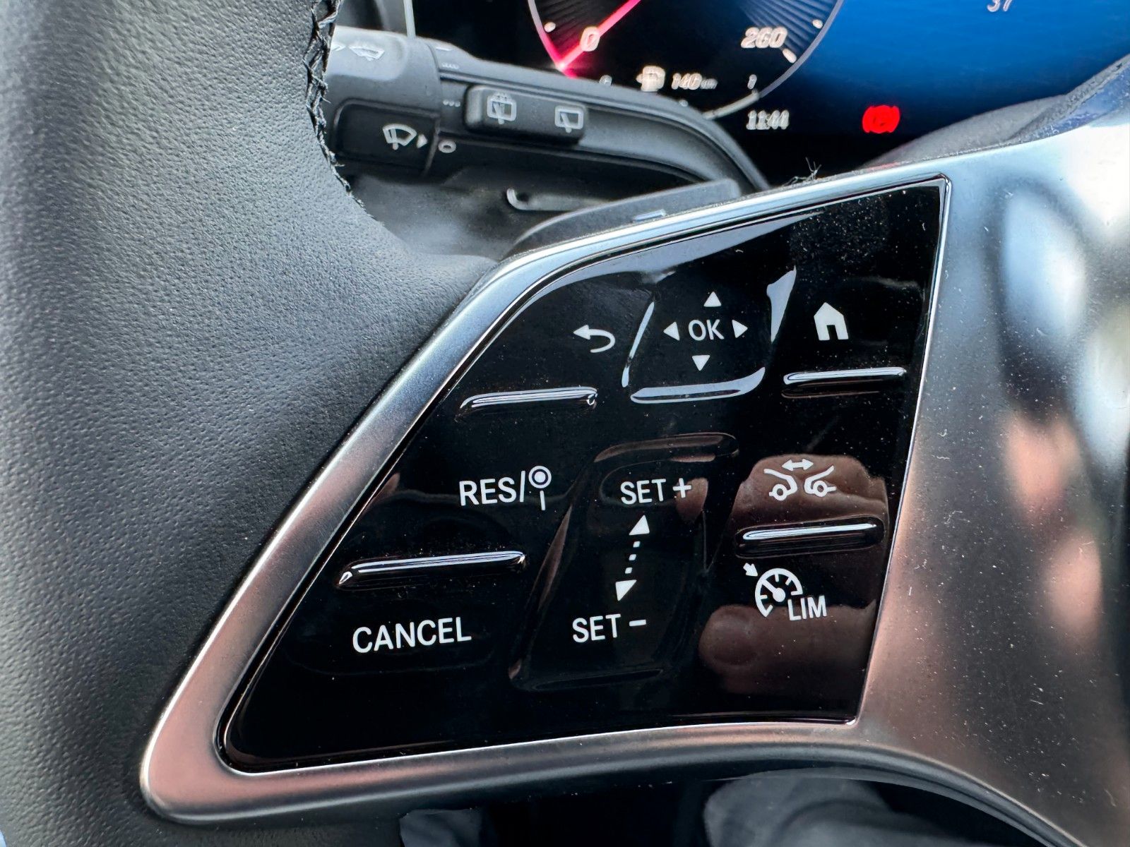 Fahrzeugabbildung Mercedes-Benz V 300 d AVA Stdheiz AHK2,5to DISTRONIC 360Kamera