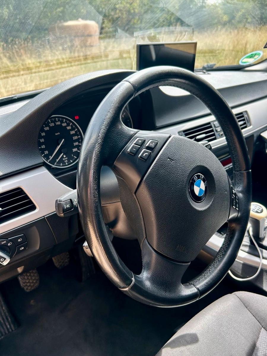 BMW 318 2009 — photo 7