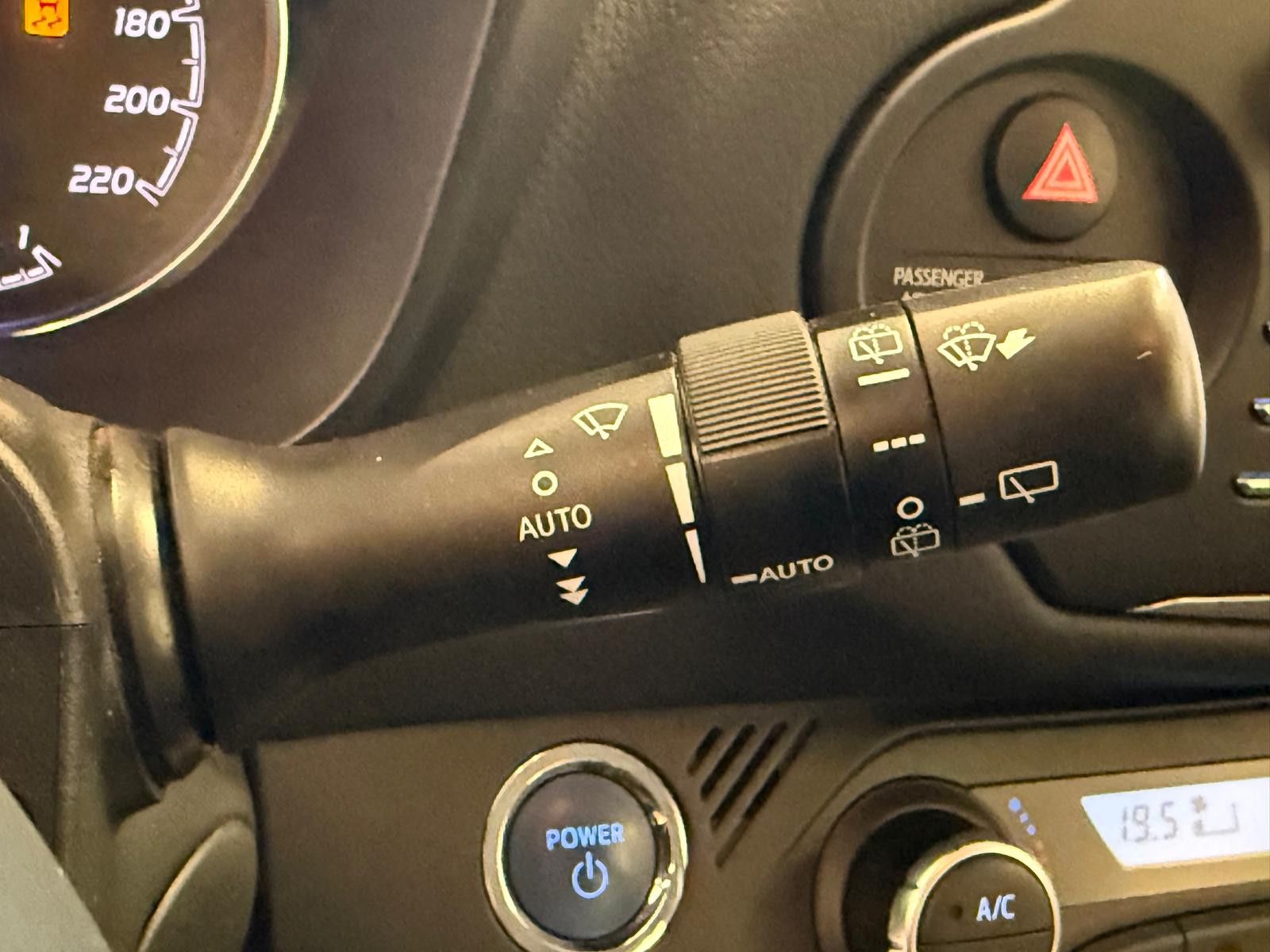 Fahrzeugabbildung Toyota Yaris Hybrid Team D /WENIG KM/SCHECKHEFT/KAMERA