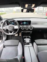 Mercedes-Benz A 220 4MATIC AMG Line | Automatik | MULTIB | AHK - schwarze Mercedes-Benz A 220