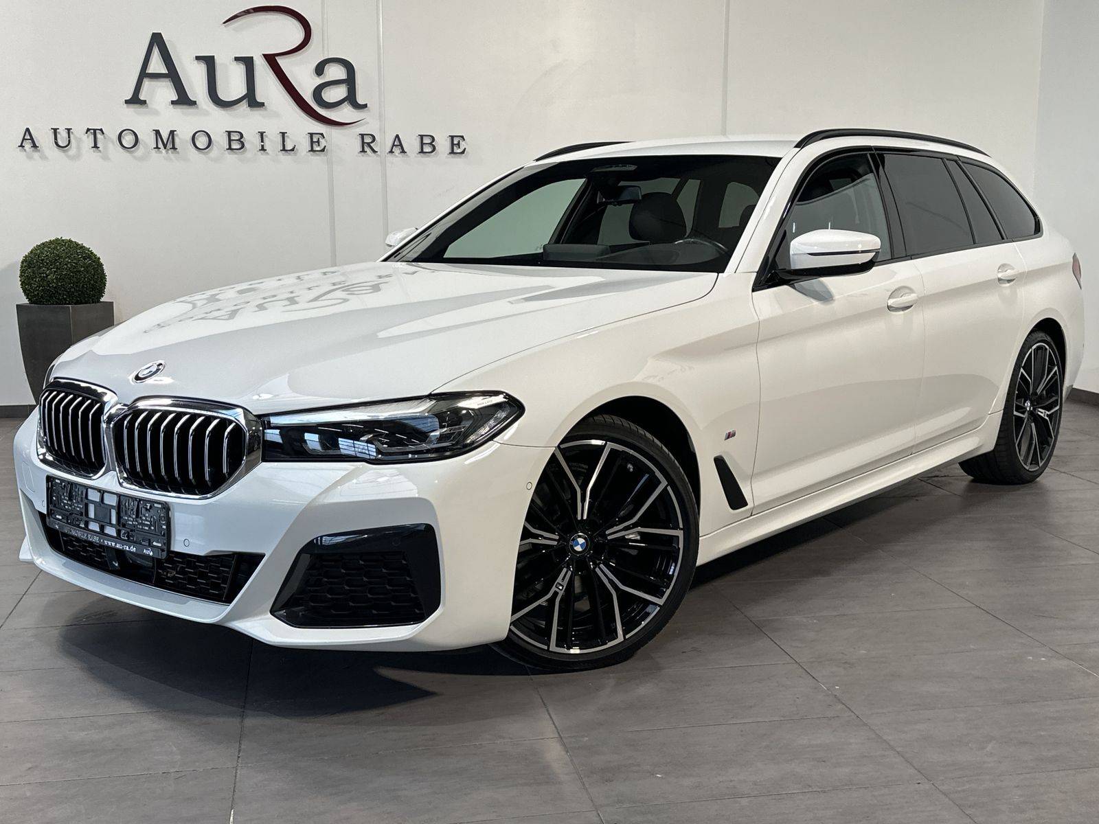 Fahrzeugabbildung BMW 520d Touring xDrive M-Sport NAV+LED+AHK+HEAD-UP