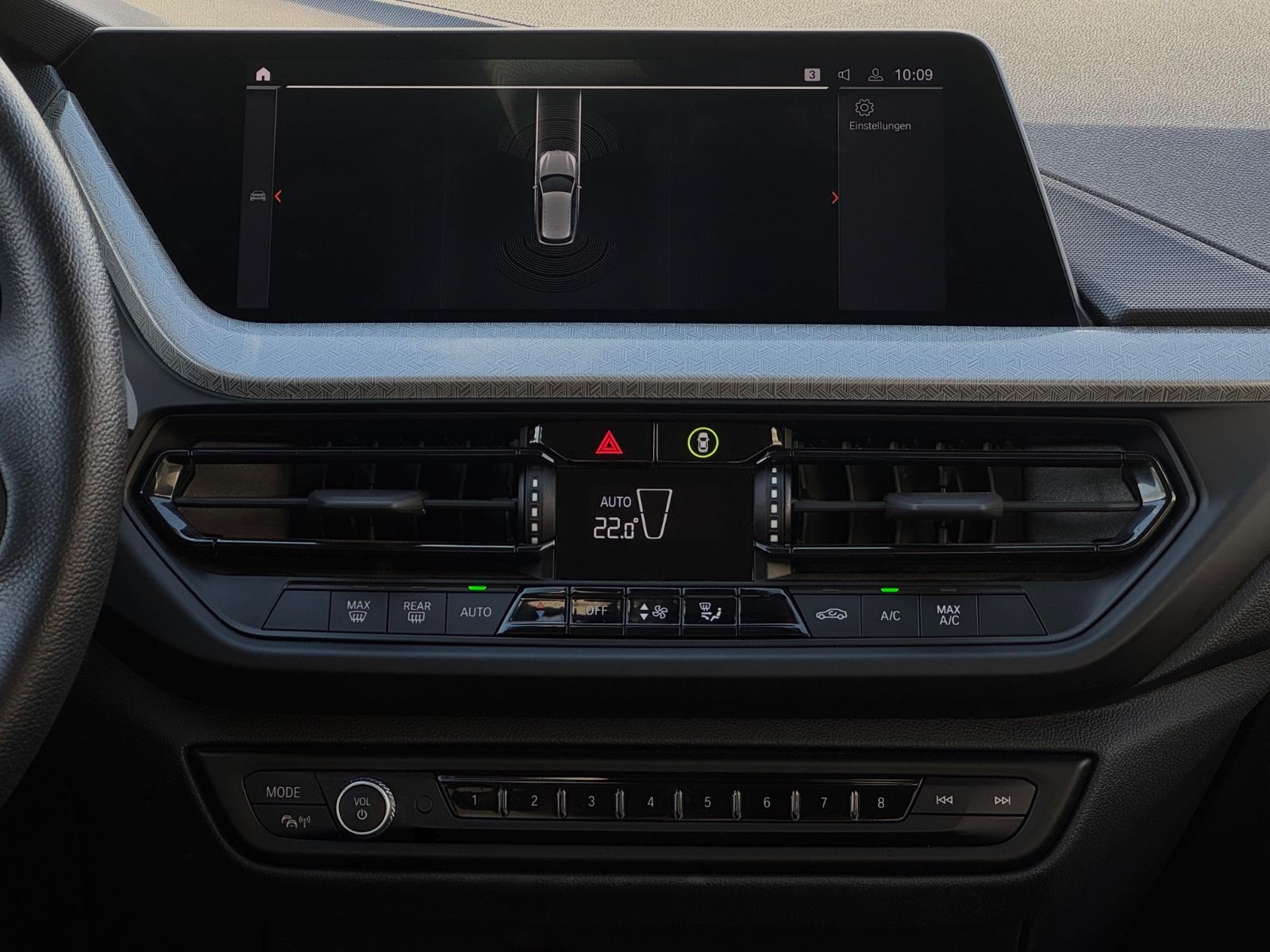 Fahrzeugabbildung BMW 118i F40 Advantage LCProf Navi Temp PDC LED DAB