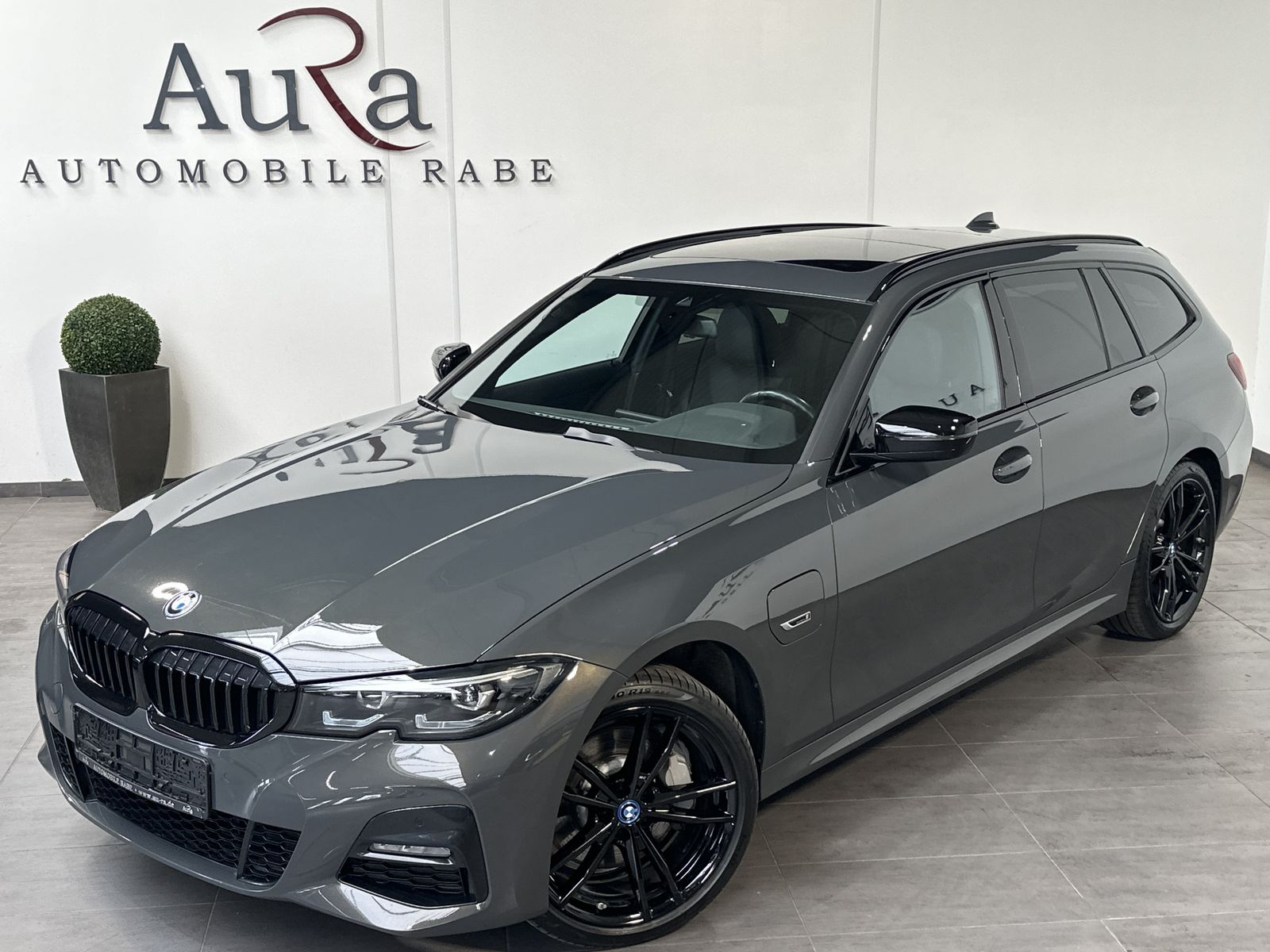 Fahrzeugabbildung BMW 330e Touring xDrive M-Sport NAV+LED+PANO+AHK+SHZ