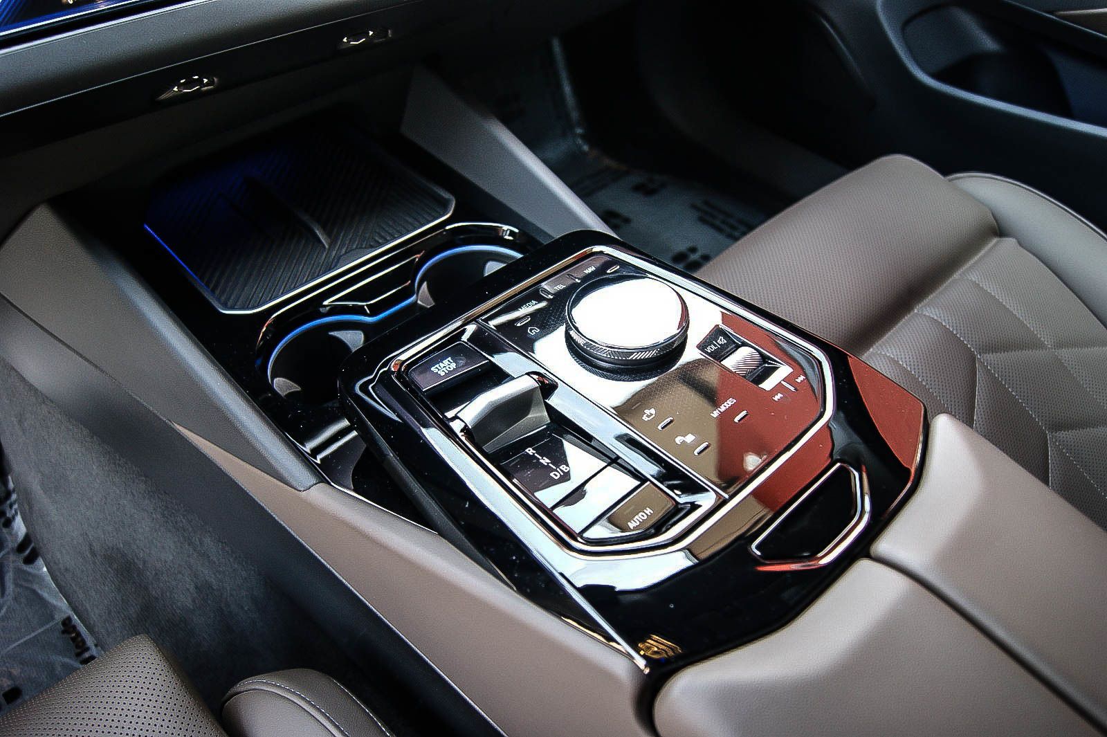 Fahrzeugabbildung BMW i5 Lim 40 eDrive HEAD-UP LEDER ESPRESSO KEYLESS