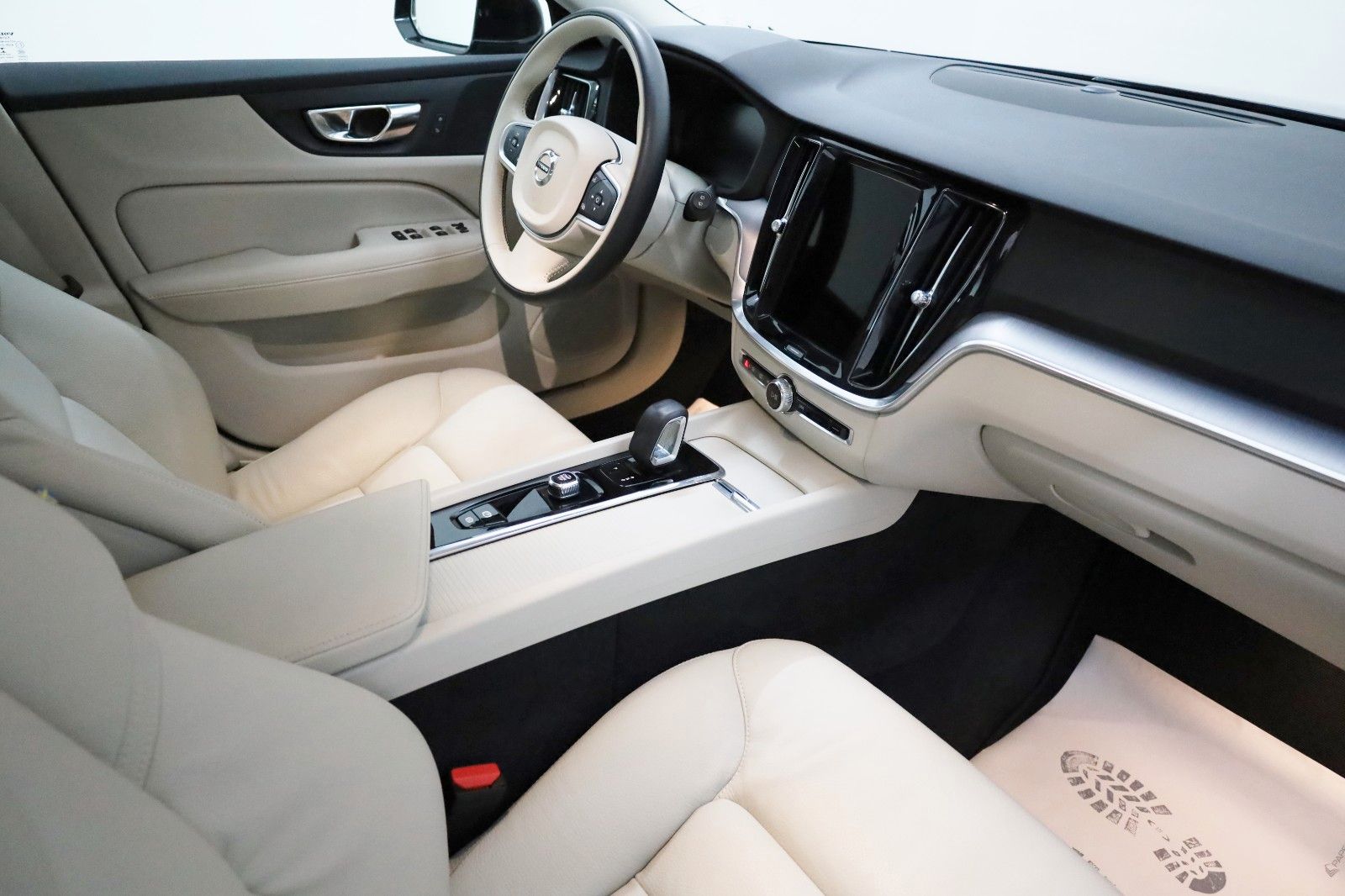 Fahrzeugabbildung Volvo V60 B4 D, Momentum Pro,Leder,Navi,SH,Kamera,ACC