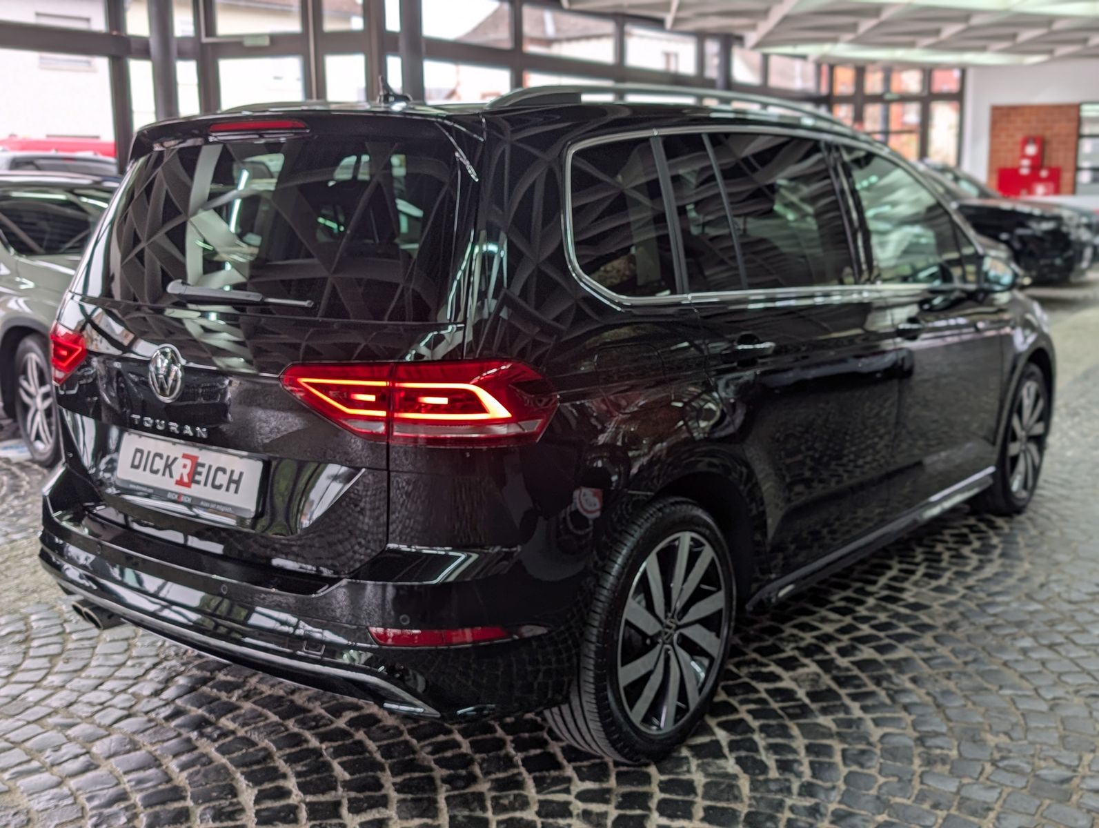 Fahrzeugabbildung Volkswagen Touran R-LINE HIGHLINE BLACK PANO AHK 7S KINDERS