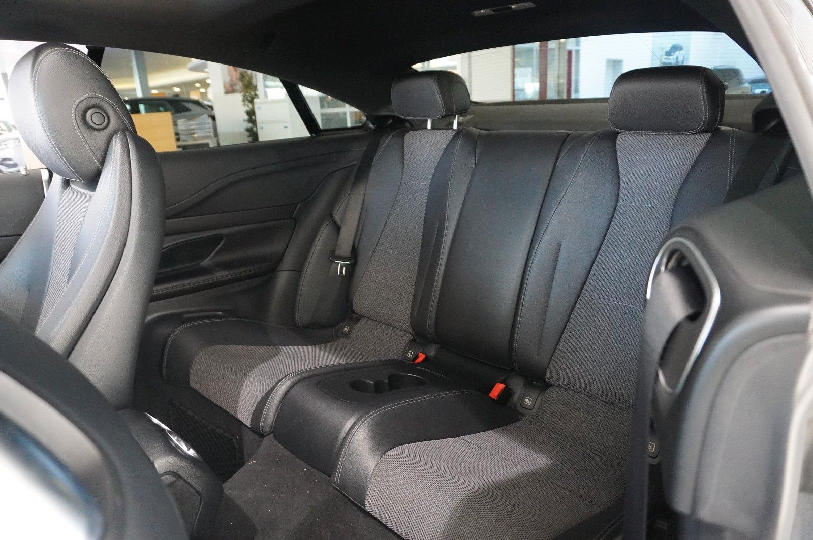 Fahrzeugabbildung Mercedes-Benz E 220D COUPE AVANTGARDE NAVI/LED/KAMERA/SH/PANO.