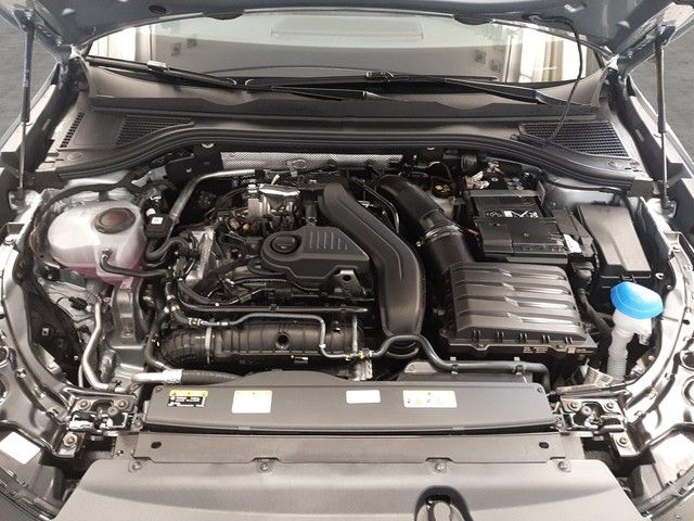 Fahrzeugabbildung Volkswagen Passat Variant 1,5 eTSi R-Line Black Pano AHK