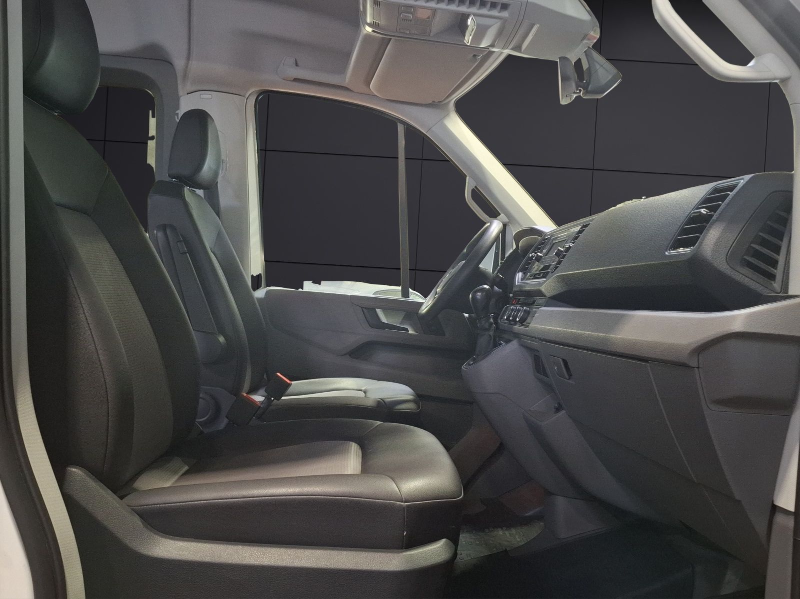 Fahrzeugabbildung Volkswagen Crafter Kombi 35 MR DSG 4Mo.8-Si Rollstuhlrampe