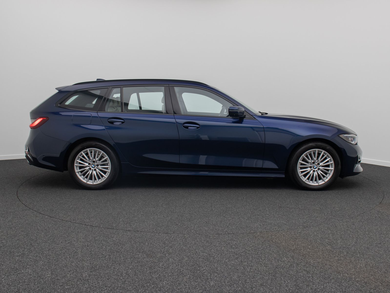 Fahrzeugabbildung BMW 320d xD LuxuryLine 360°HUD DAB H/K Panorama AHK