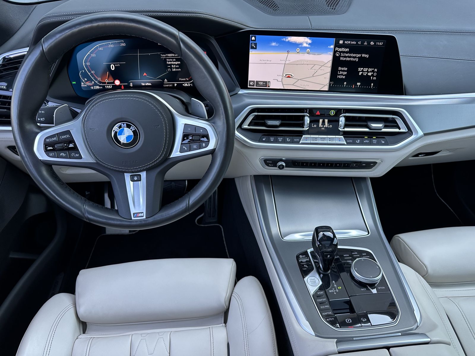 Fahrzeugabbildung BMW X5 xDrive40d M-Sport NAV+LASER+PANO+HEAD-UP+22ZO