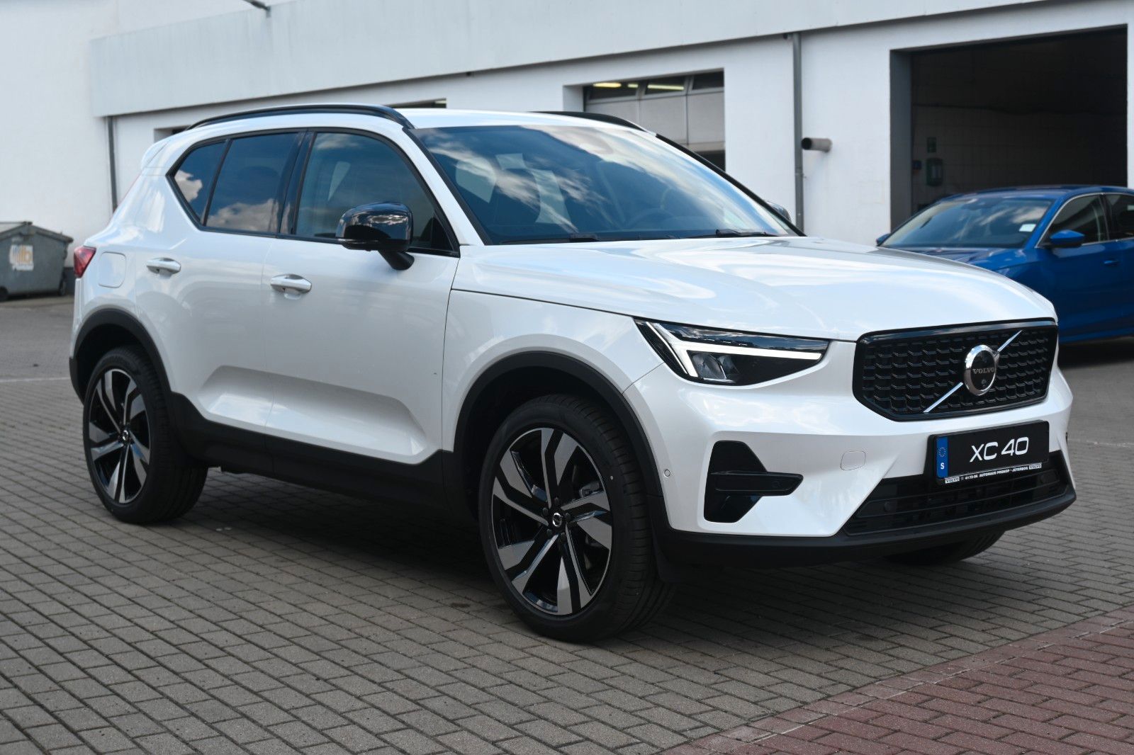 Fahrzeugabbildung Volvo XC40 B4 DKG Plus Dark*H&K*FSHZG*360°*ACC*AHK