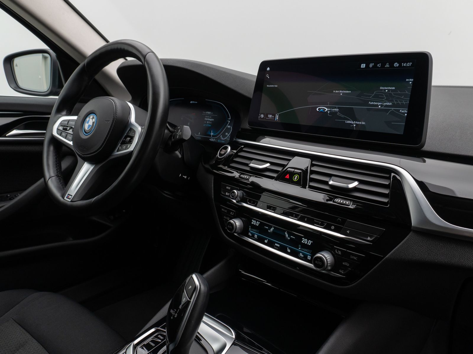 Fahrzeugabbildung BMW 530e Kamera DAB CockPitPro Stop&Go Alarm LED