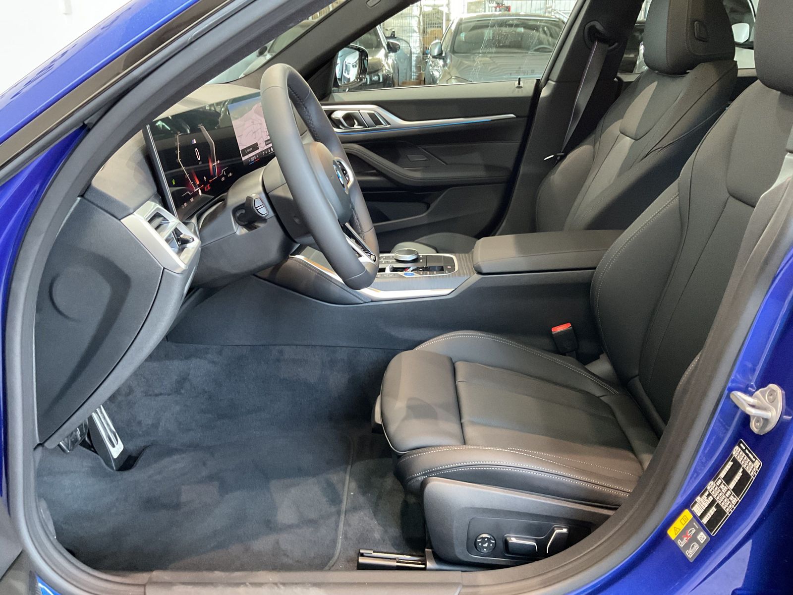 Fahrzeugabbildung BMW i4 xDrive40 *AHK *Glasdach *M Sportpaket pro