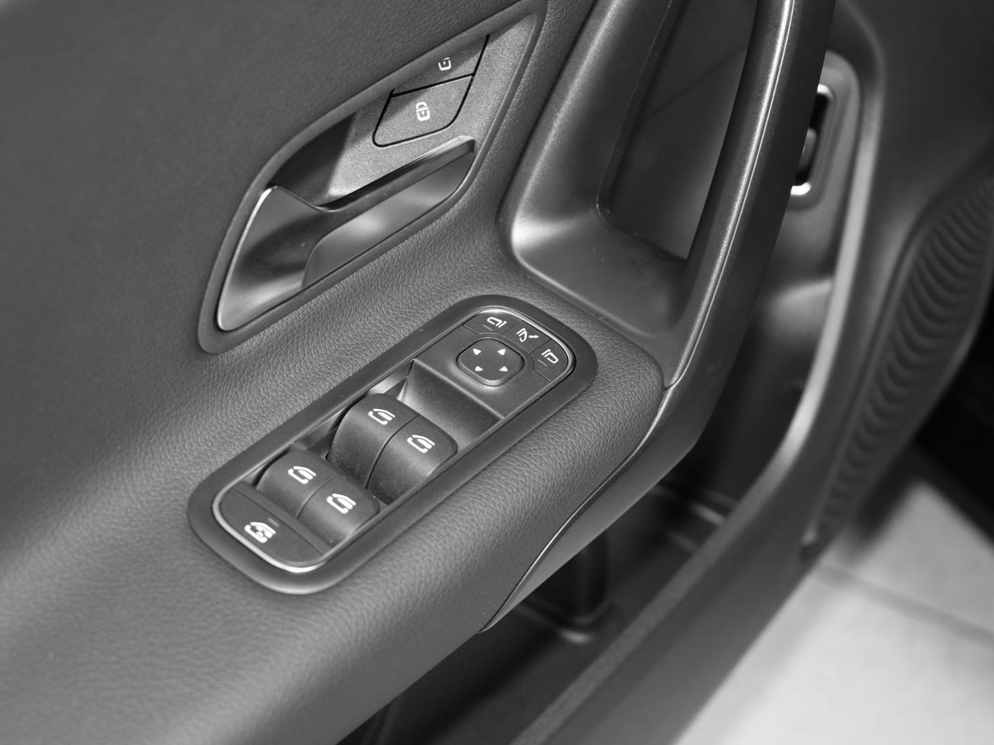 Mercedes-Benz CLA 200 Rückfahrkamera Sitzheizung MBUX LED