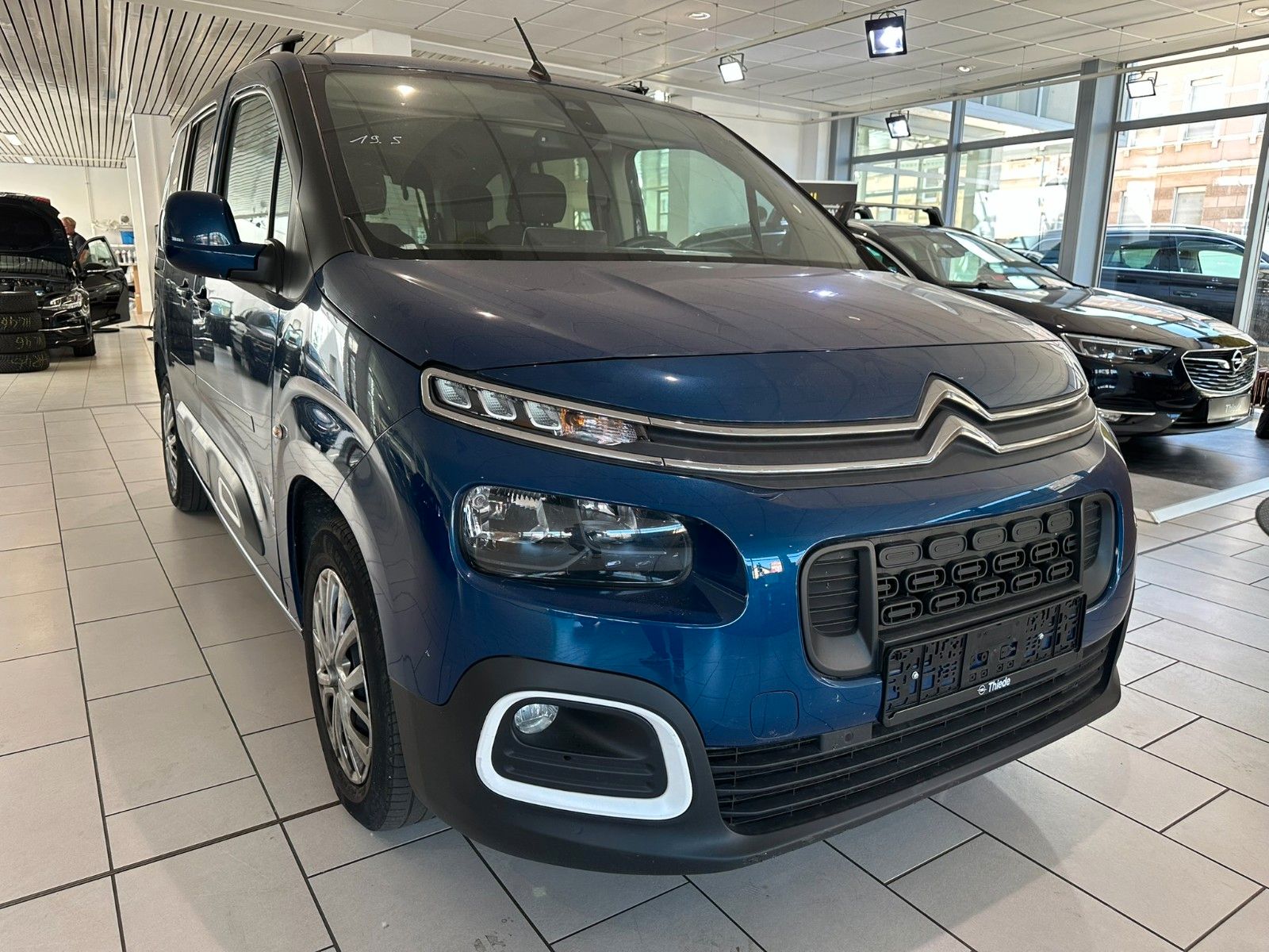 Fahrzeugabbildung Citroën Berlingo Shine M 1.2T NAVI/HEAD-UP/PDC+CAM/AHK