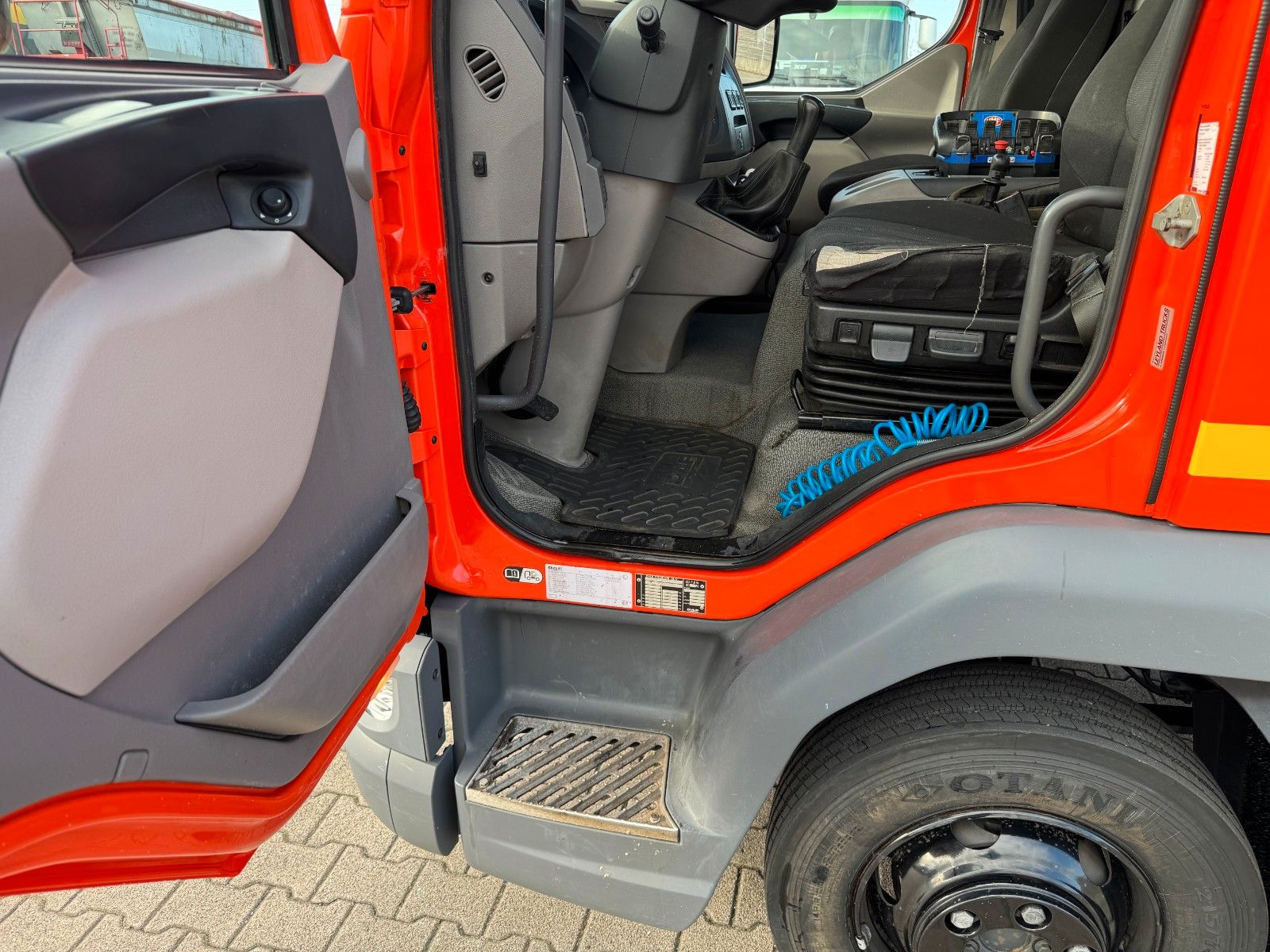 Fahrzeugabbildung DAF FA LF 180 8t Abrollkipper mit Ladekran