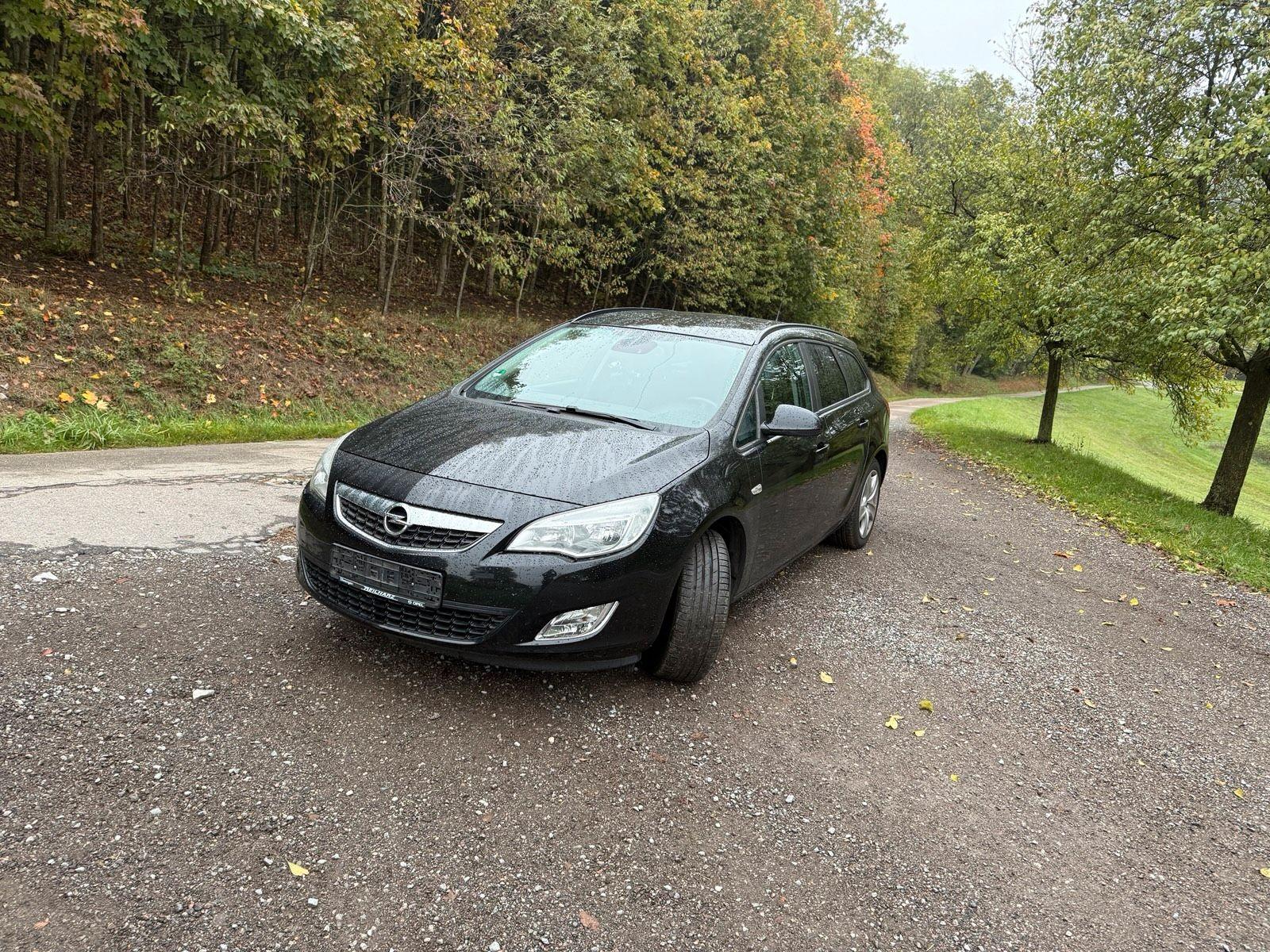 Opel Astra 2012 — interior
