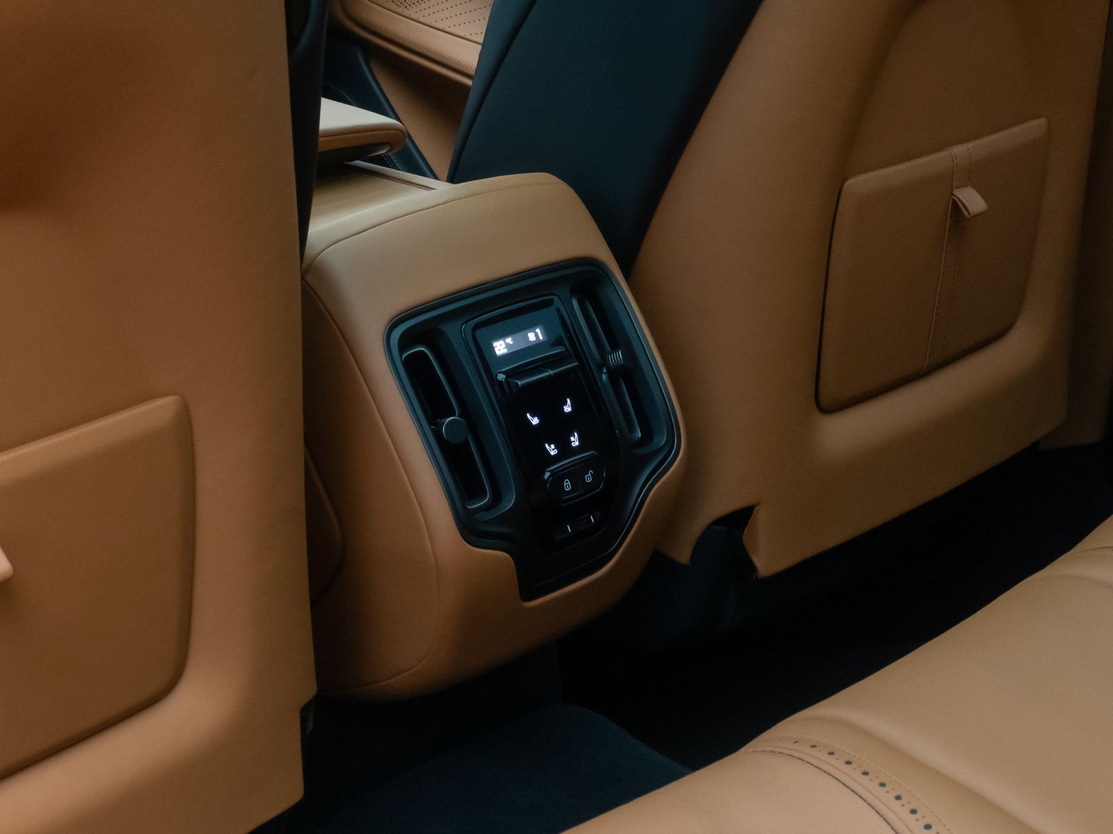 Fahrzeugabbildung Aston Martin DBX 4.0 V8 Individual Carbon Elegance Mega-Voll