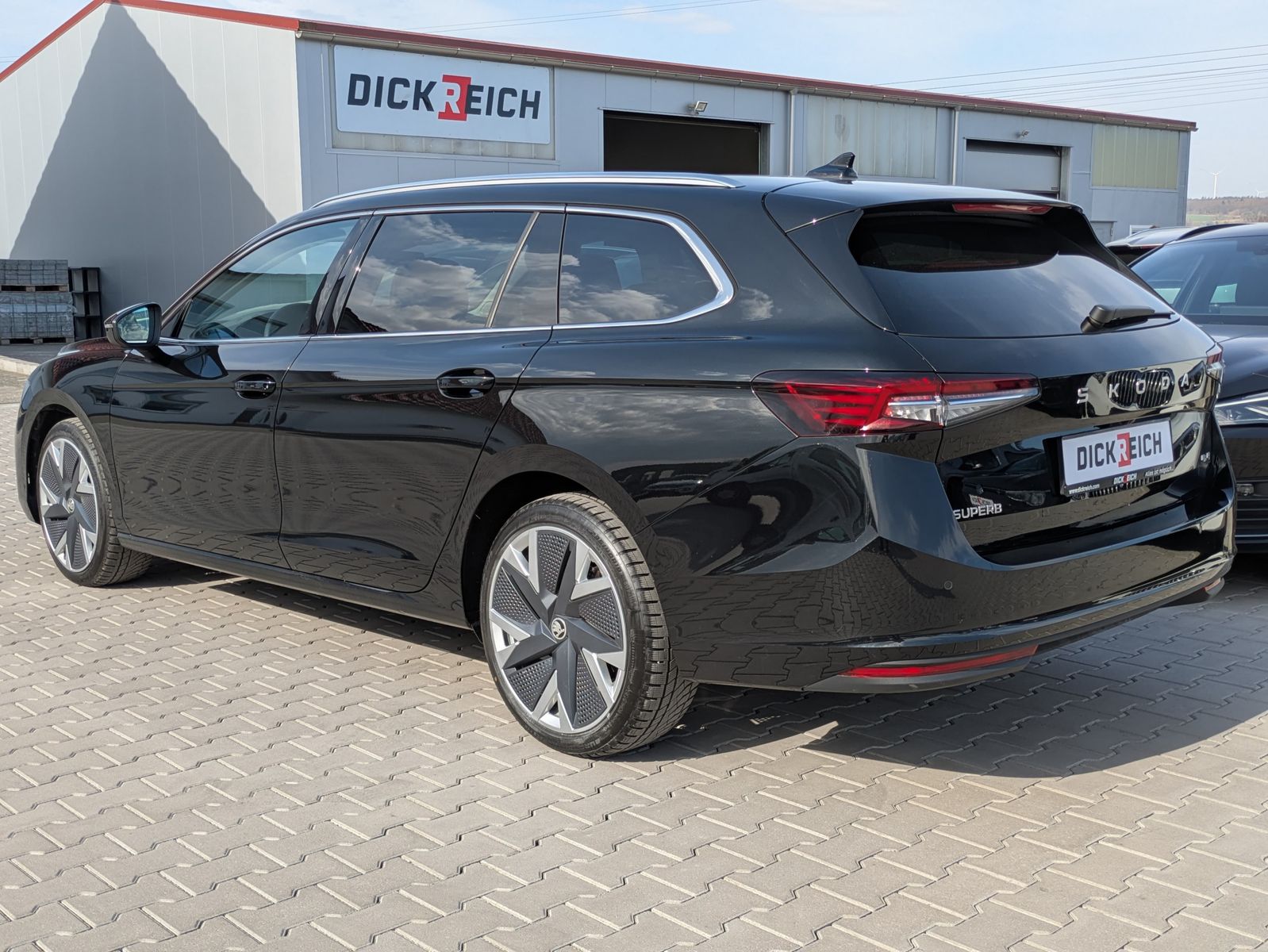 Fahrzeugabbildung SKODA Superb 2.0 TDI 4x4 Selection MATRIX*AHK*PANO*19"