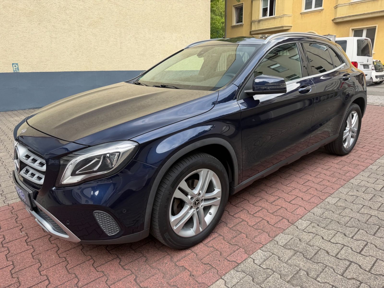 MERCEDES-BENZ GLA 220 CDI 4Matic ( Navi / LED / Kamera )