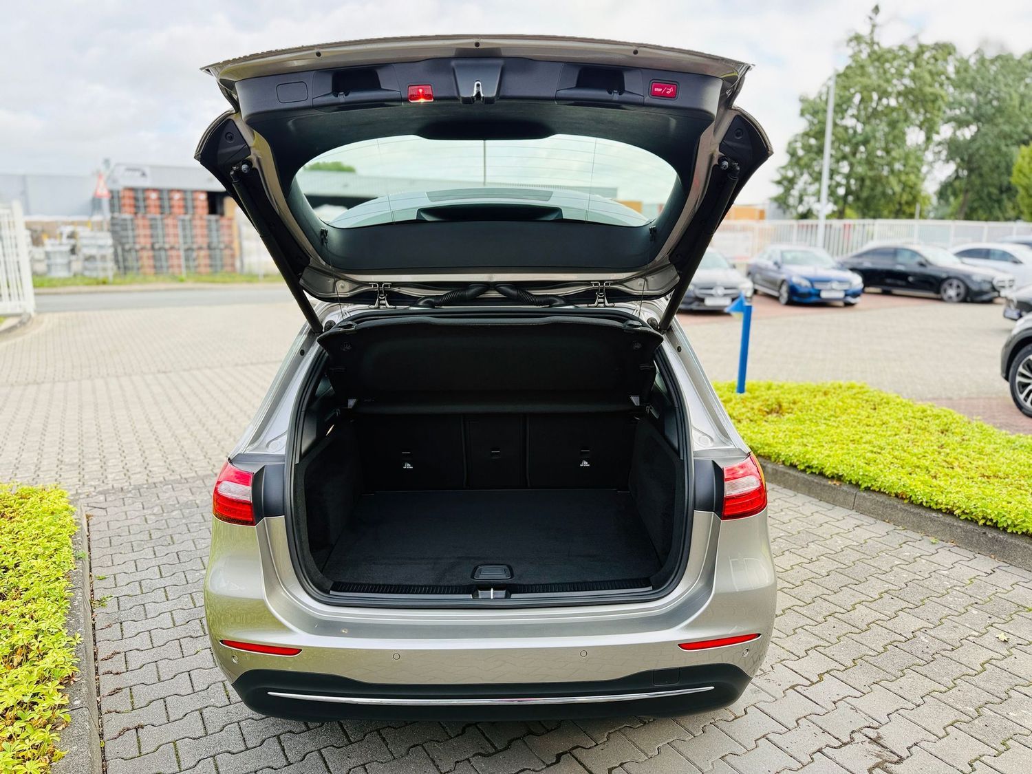 Fahrzeugabbildung Mercedes-Benz B 180 d, Autom, Distronic, PTS, RFK, Navi, Totw,