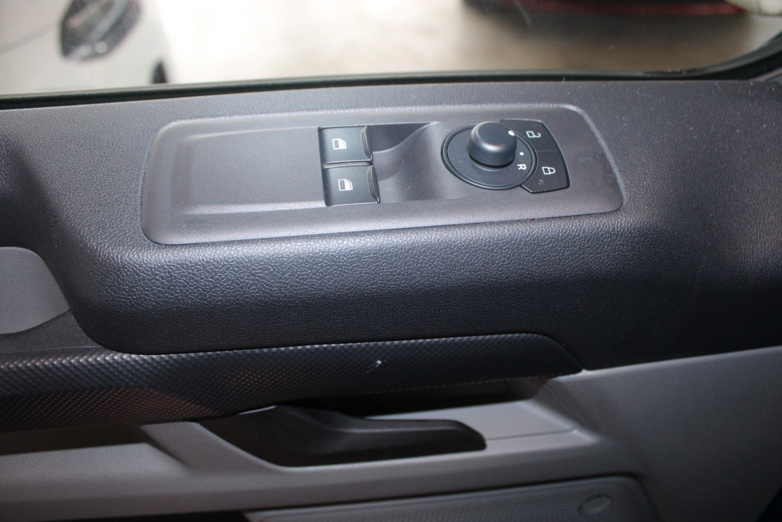 Fahrzeugabbildung Ford Transit Custom TREND L1 Kasten AHK + DACHTRÄGER