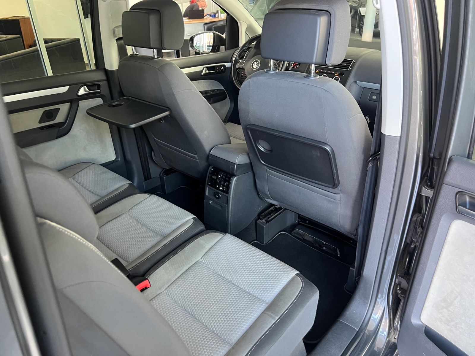 Fahrzeugabbildung Volkswagen Touran 1.4TSI CrossTouran * 7.Sitzer*PANO*KAMERA
