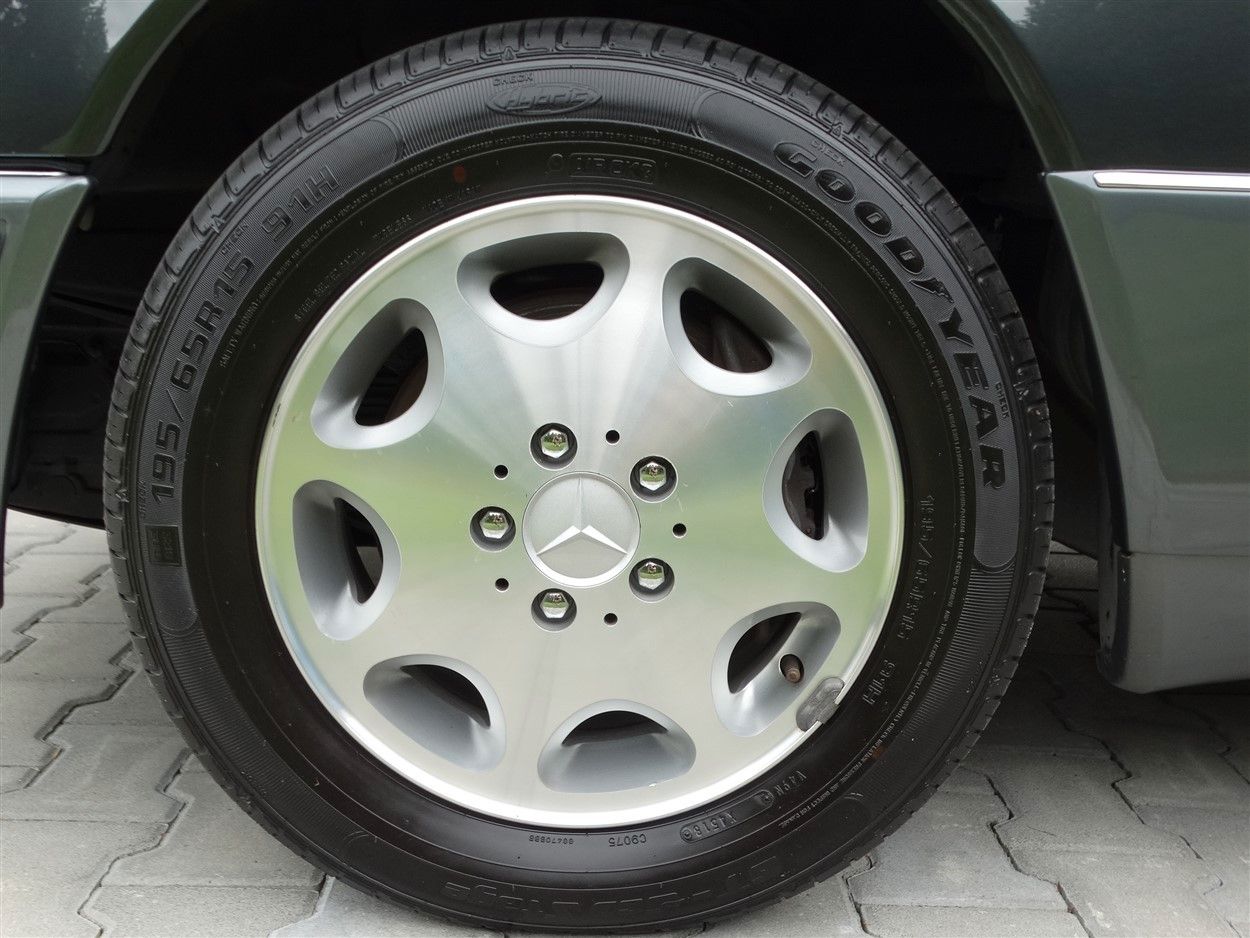 Fahrzeugabbildung Mercedes-Benz E 320 Kombi/Ausnahmezustand/7 Sitze/Klima